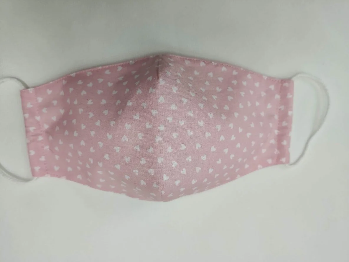 patchgraci-mascarilla-rosa-corazones-blancos.jpg