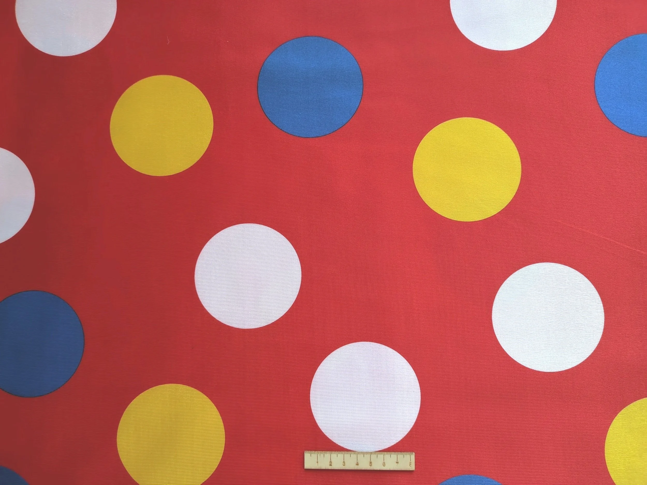 TOPOS COLORES FONDO ROJO