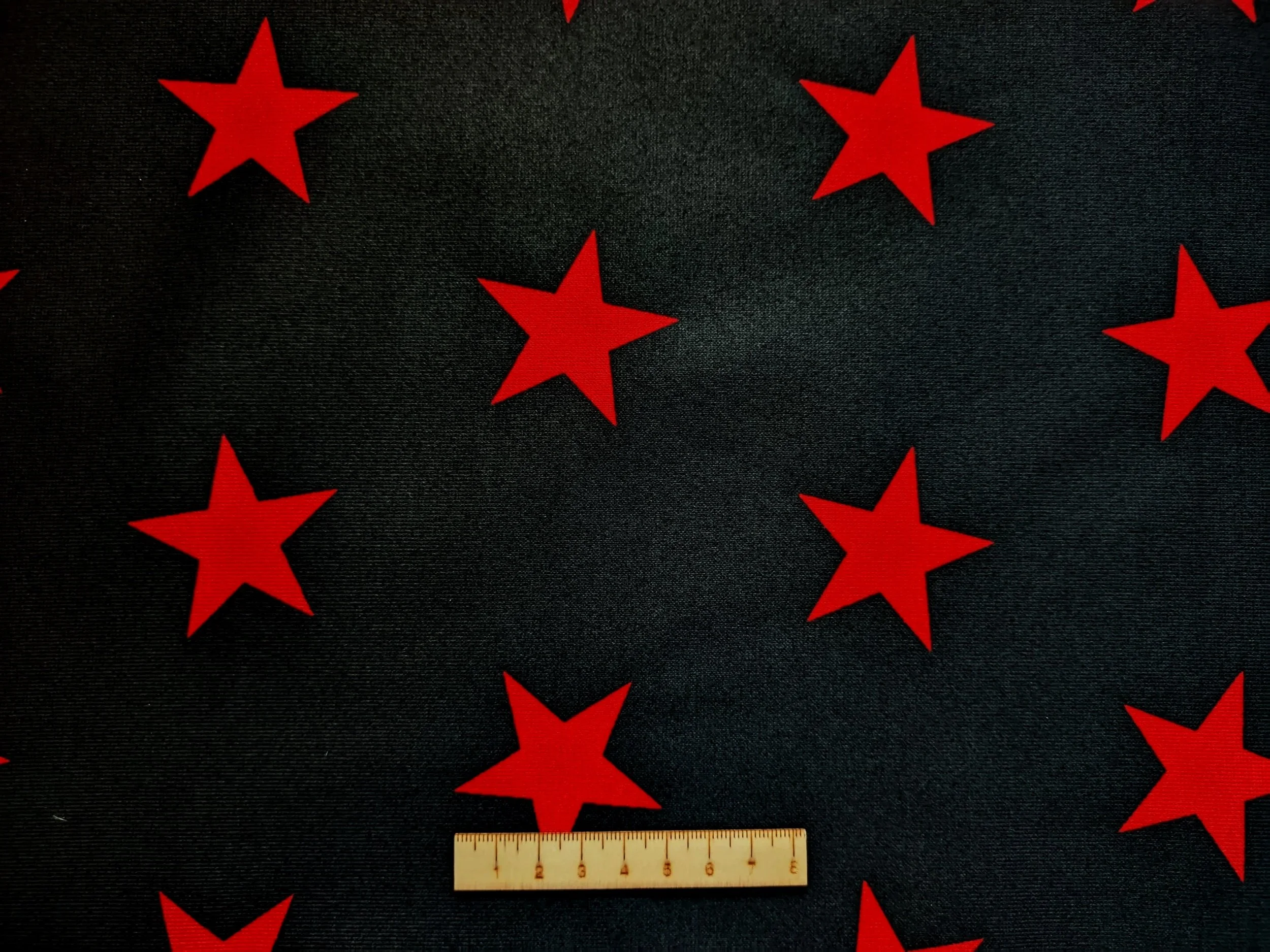 ESTRELLA ROJA CON FONDO NEGRO