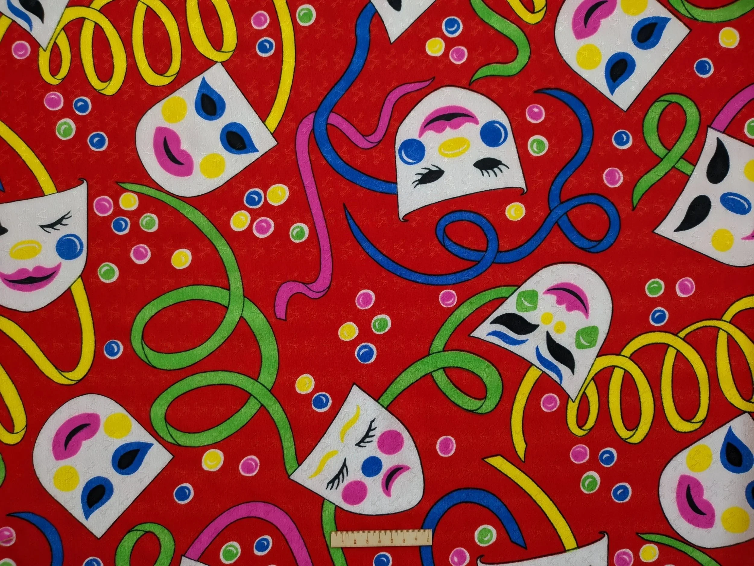 MASCARAS CON FONDO ROJO