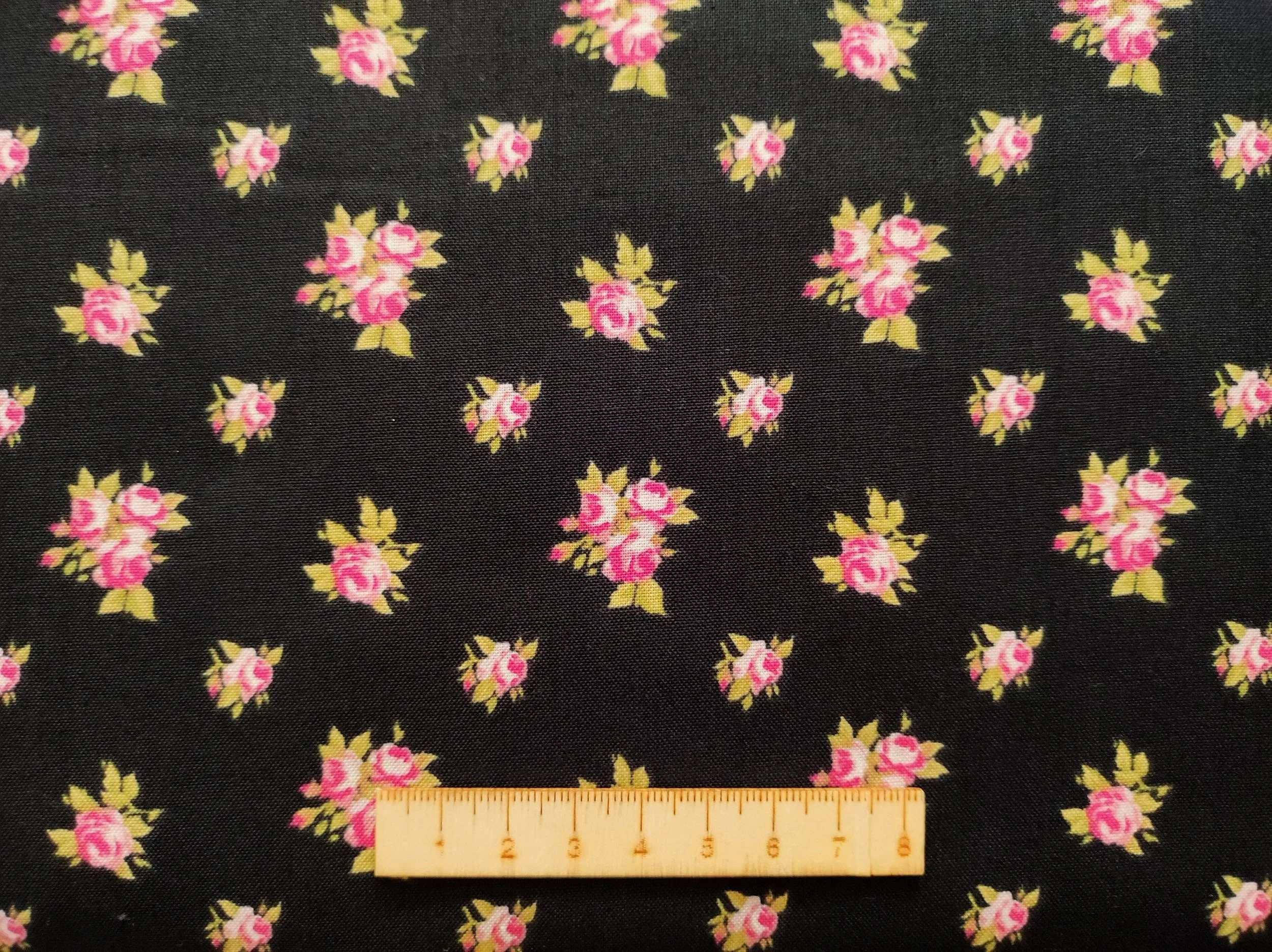 170028 FLORES FONDO NEGRO - TILDA