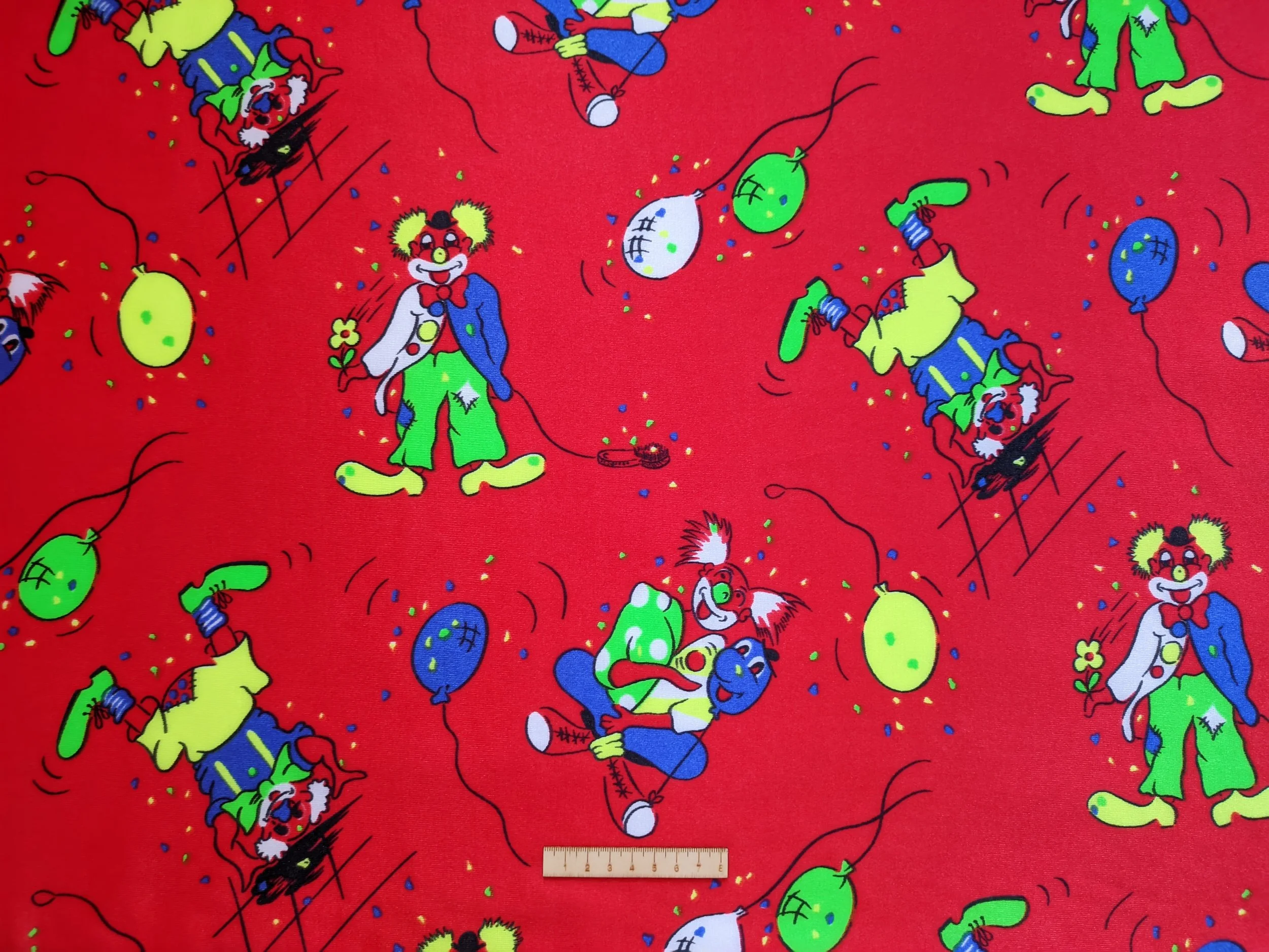 PAYASOS CON FONDO ROJO