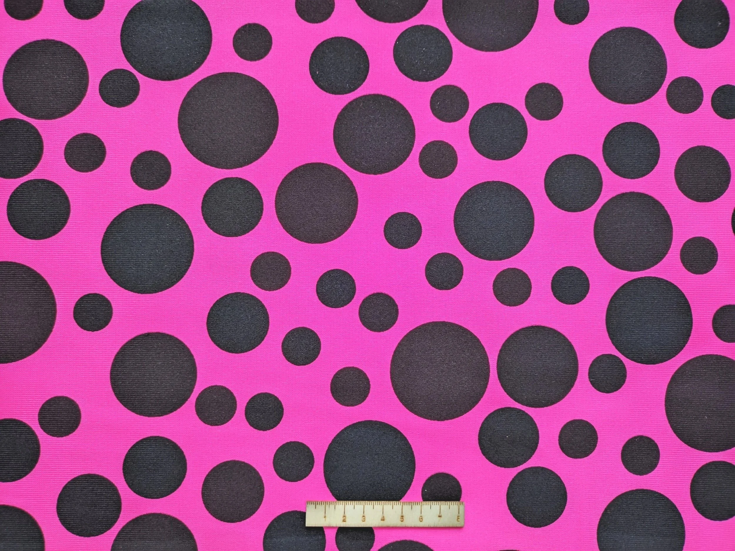 TOPOS DESIGUALES NEGROS CON FONDO ROSA FLUOR