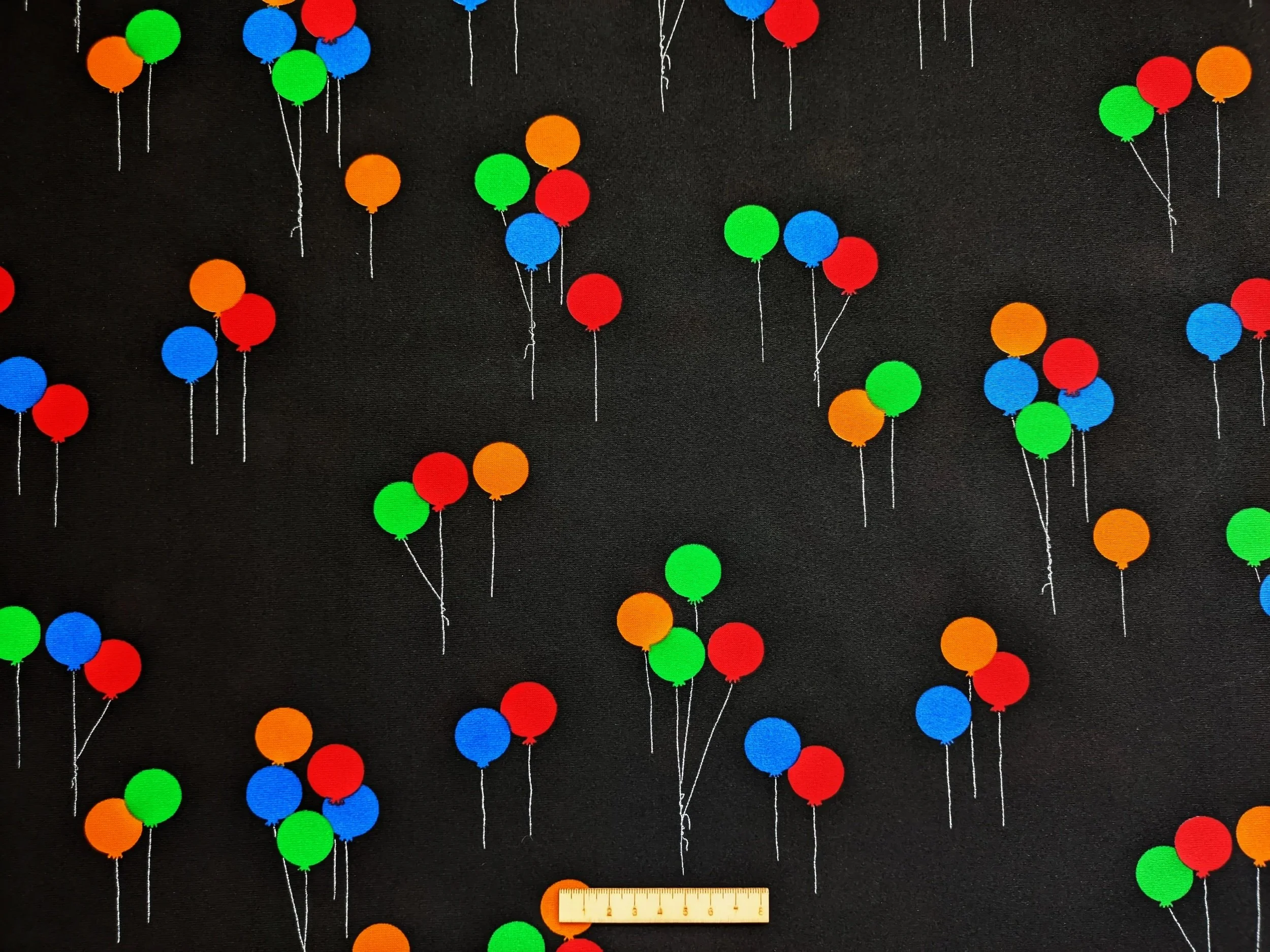 GLOBOS COLORES CON FONDO NEGRO