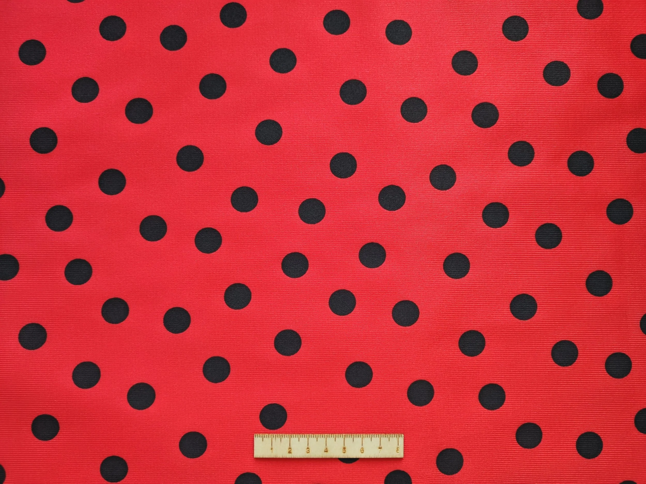 TOPO  NEGRO PEQUEÑO CON FONDO ROJO
