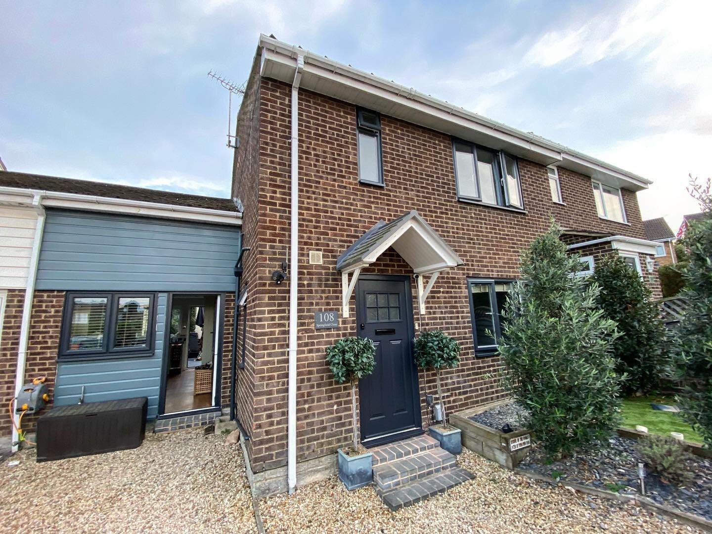 Transformation time! The cladding on this beautiful home was sprayed from White to RAL 7031 Blue Grey. 👨🏽&zwj;🎨 The window frames were sprayed from White to RAL 7016 Anthracite Grey to match the front door. The gutter pipe on the side of the house