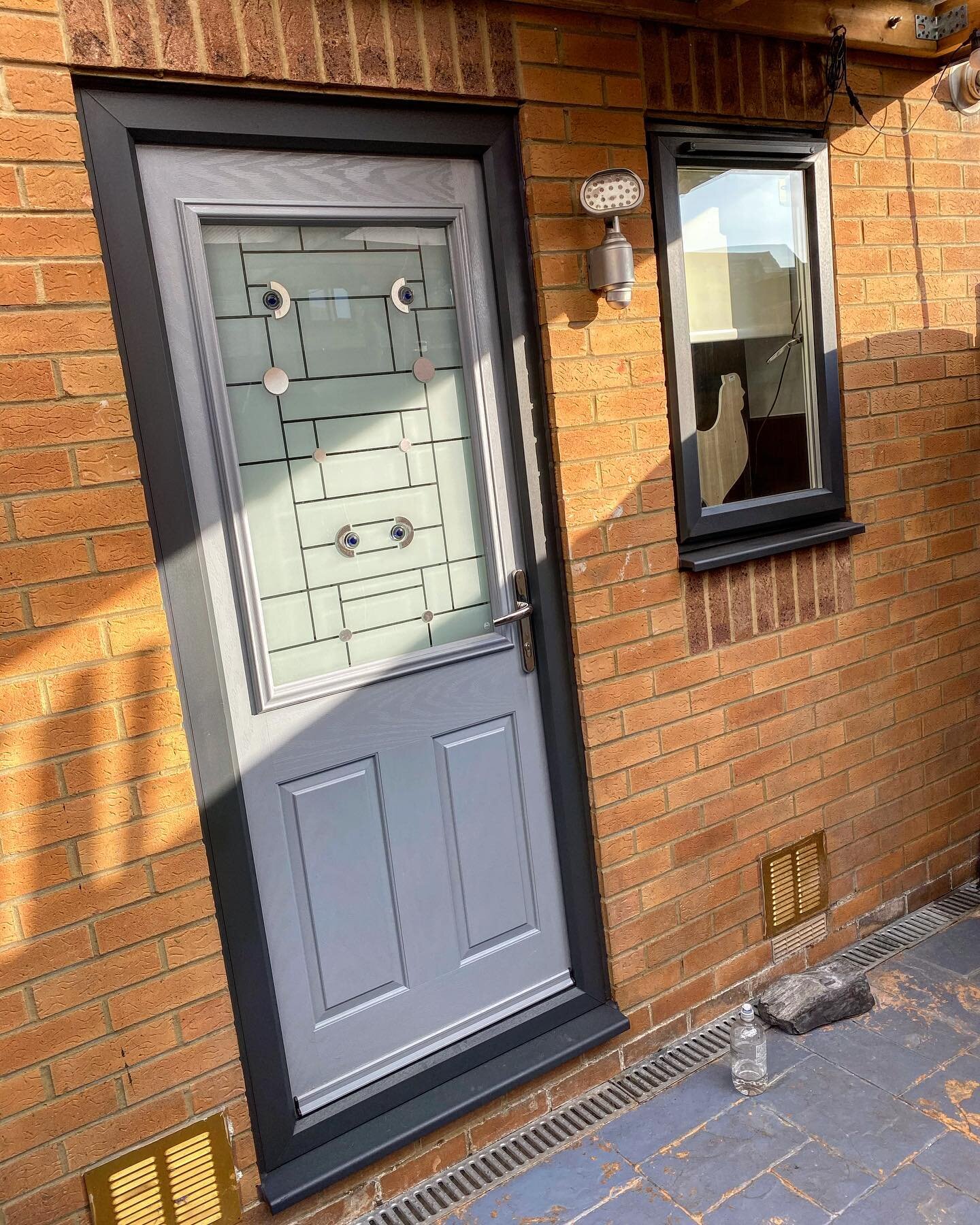 Swipe to see some close ups of this door frame and window we sprayed in Anthracite Grey. 🎨💎 Get in touch to see how much money you can save on respraying instead of replacing! 💸

Call us on 08004700990 or WhatsApp on 07960764671 for a quote. We ca