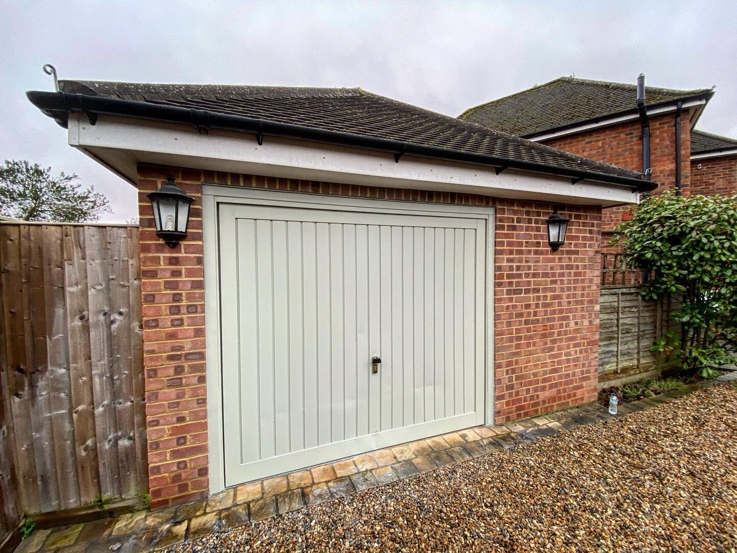 We absolutely love this colour! 😍👏🏽 This garage door was transformed today by spraying it to Farrow &amp; Ball &lsquo;Blue Gray&rsquo;, adding a lot of character! This property now definitely pops with this bold and bright colour way. 🎨💎

💵 - U
