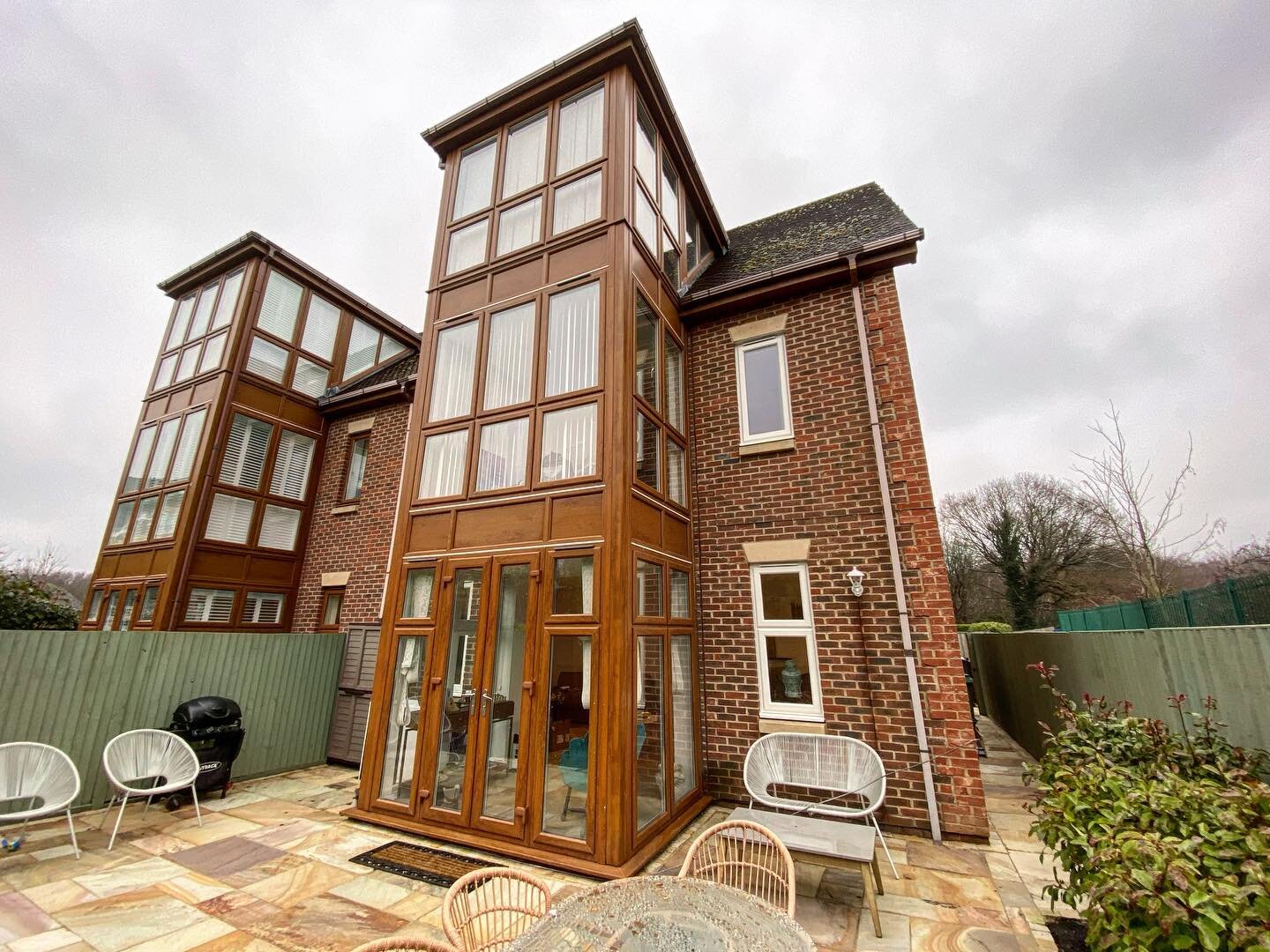 Project complete, swipe left to see the transformation! 👏🏽 We sprayed all windows to Farrow &amp; Ball &lsquo;Wimborne White&rsquo; including the front door frame and porch. The ground level windows were already hand painted by the home owner, but 