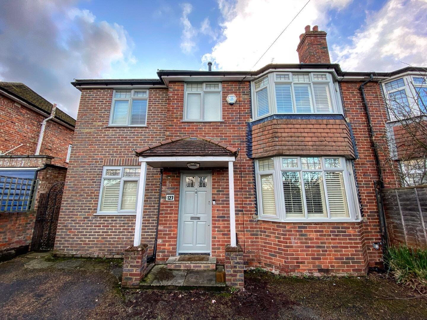 Swipe to see this subtle transformation! We sprayed these windows from White to RAL 7038 &lsquo;Agate Grey&rsquo; to match the front door! 🎨💎

💵 - Up to 90% cheaper than replacing
👨🏽&zwj;🎨 - Variety of colours and finishes
💎 - Flawless factory