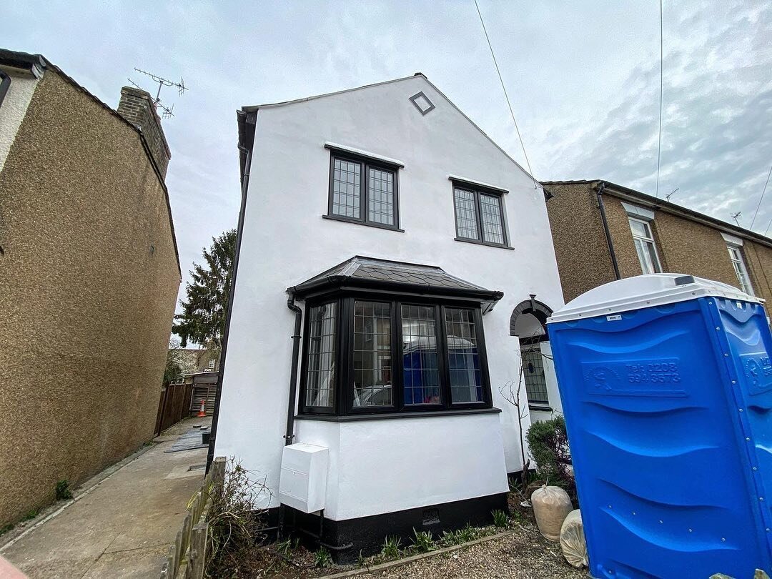 White windows on this property were sprayed to RAL 9005 Jet Black in a satin finish internally and externally! The side door was also sprayed to match the windows.

💵 - Up to 90% cheaper than replacing
👨🏽&zwj;🎨 - Variety of colours and finishes
?