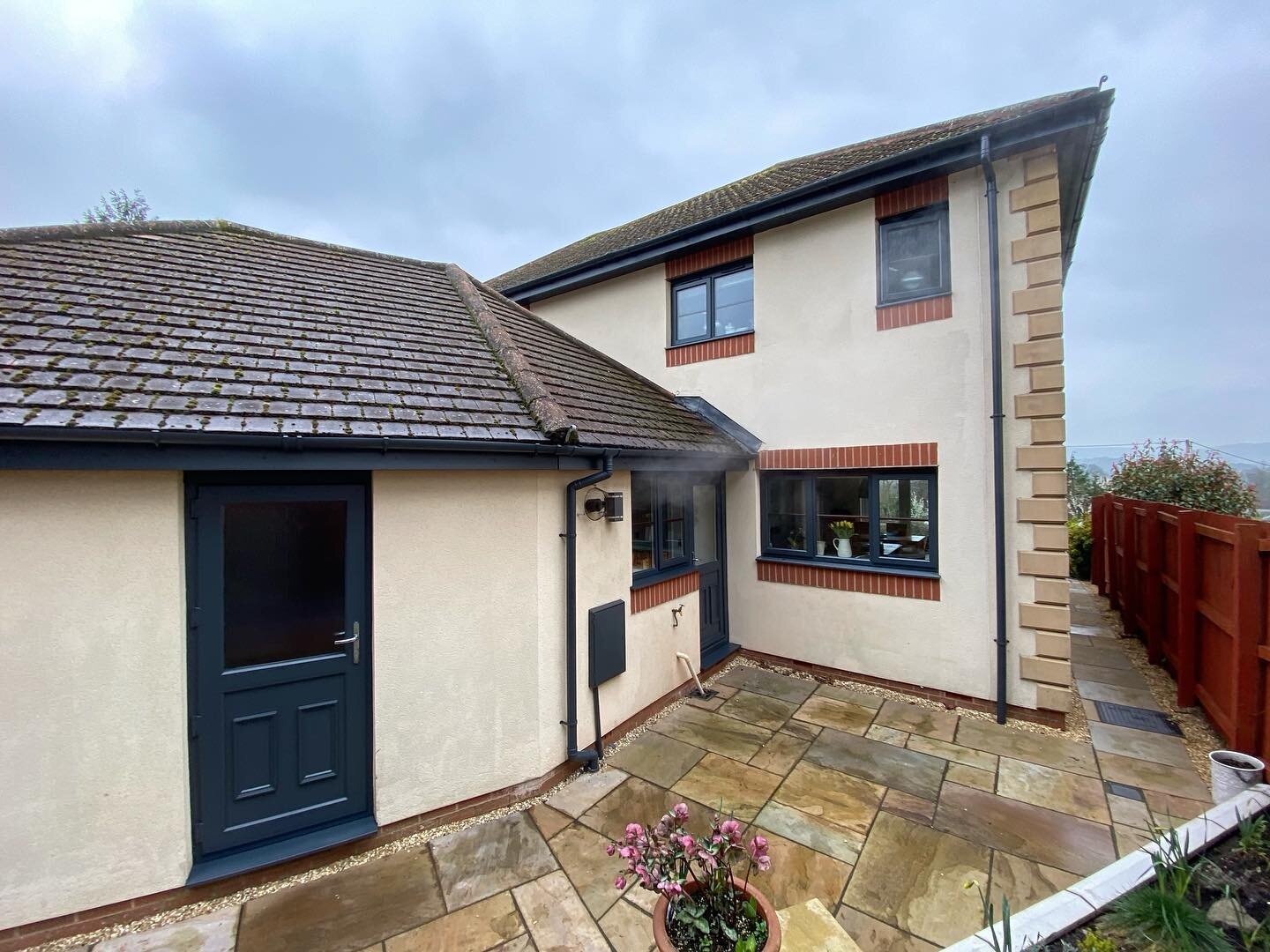 Swipe to see more photos of the recent project we completed turning all the Rosewood Brown windows, french doors, back doors, soffits, fascias and downpipes to Anthracite Grey! 👏🏽 The electric box covers were also sprayed to RAL 7016. 🎨💎

💵 - Up