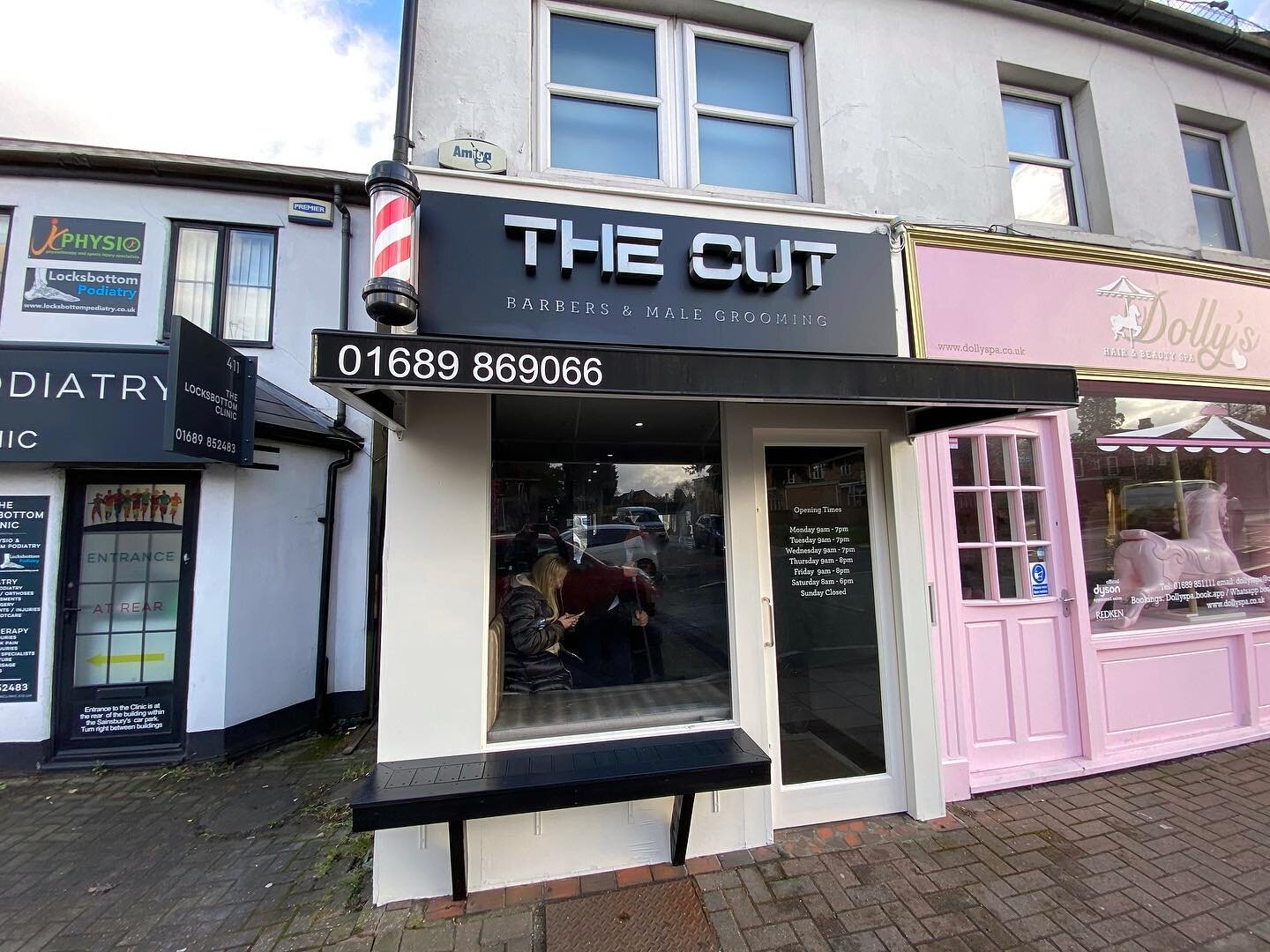 Thanks for having us again @thecutmalegrooming 💇🏽&zwj;♂️ We are back after having previously sprayed the barber chairs, this time we sprayed the shop front to @farrowandball &lsquo;Slipper Satin&rsquo; and the fixed bench to Satin Black! 🎨💎

💵 -