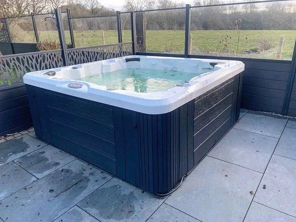 💵 - Up to 90% cheaper than replacing
👨🏽&zwj;🎨 - Variety of colours and finishes
💎 - Flawless factory finish
👷🏽&zwj;♂️ - Minimal disruption
🎨 - Long lasting durable coating

📞 0800 470 0990
📲 0796 076 4671
💻 info@upvcsprayworks.co.uk

Call 