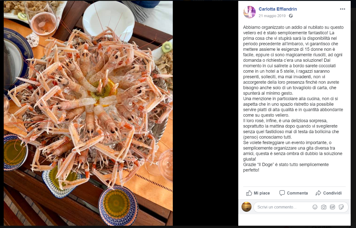 Un grande piatto di gamberi serviti con limone e piatti decorativi.