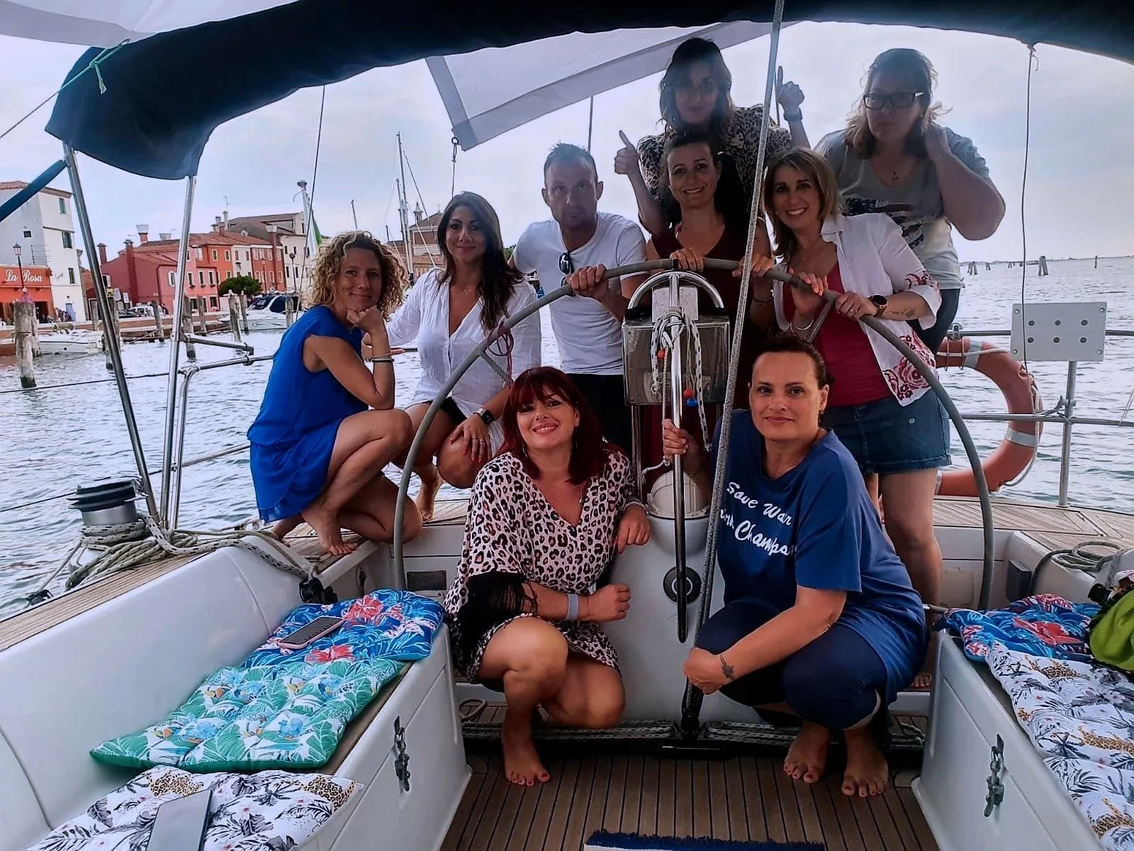 barca a vela gruppo a poppa.jpg