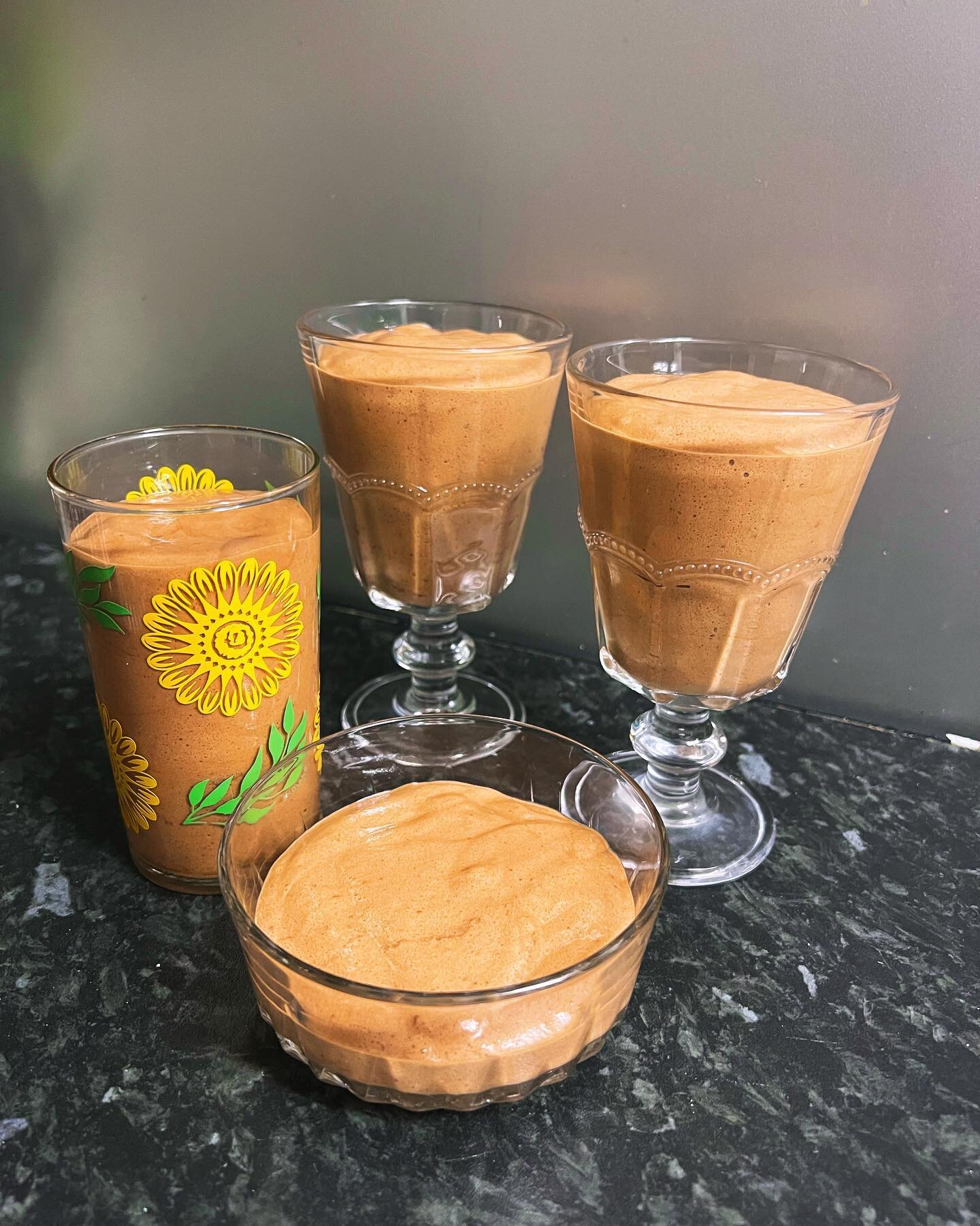 My latest obsession every time I use a tin of chickpeas 🤤🤎

@fitgreenmind vegan chocolate mousse recipe is the ~easiest~ dessert recipe, ever. Save the chickpea water from a tin of chickpeas 150ml (aquafaba), whisk it up, add 2 tbsp icing sugar, wh
