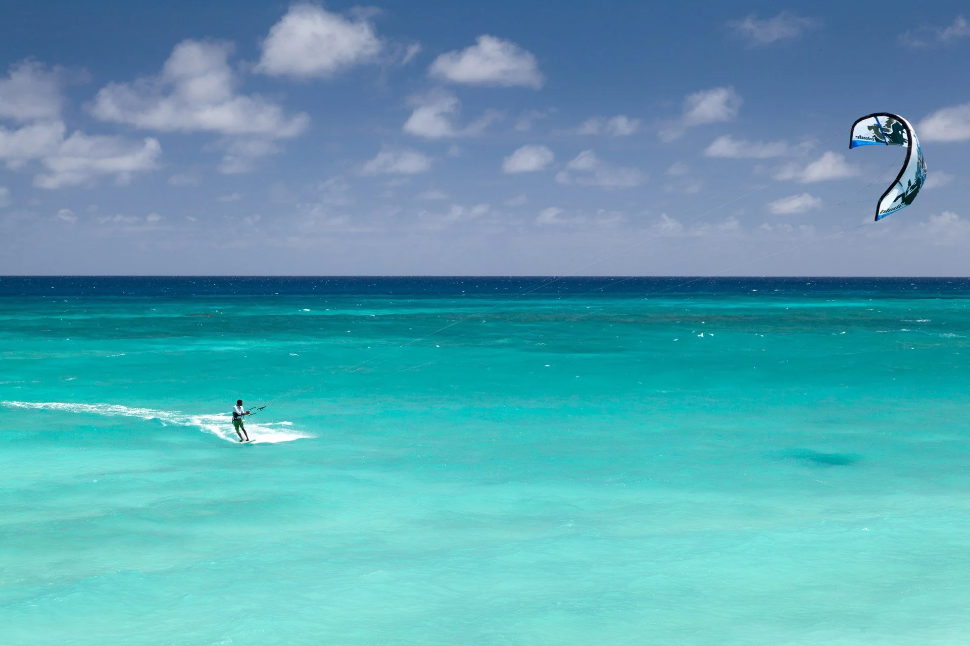 Kitesurfeur dans le lagon de la côte Est de Sainte-Marie