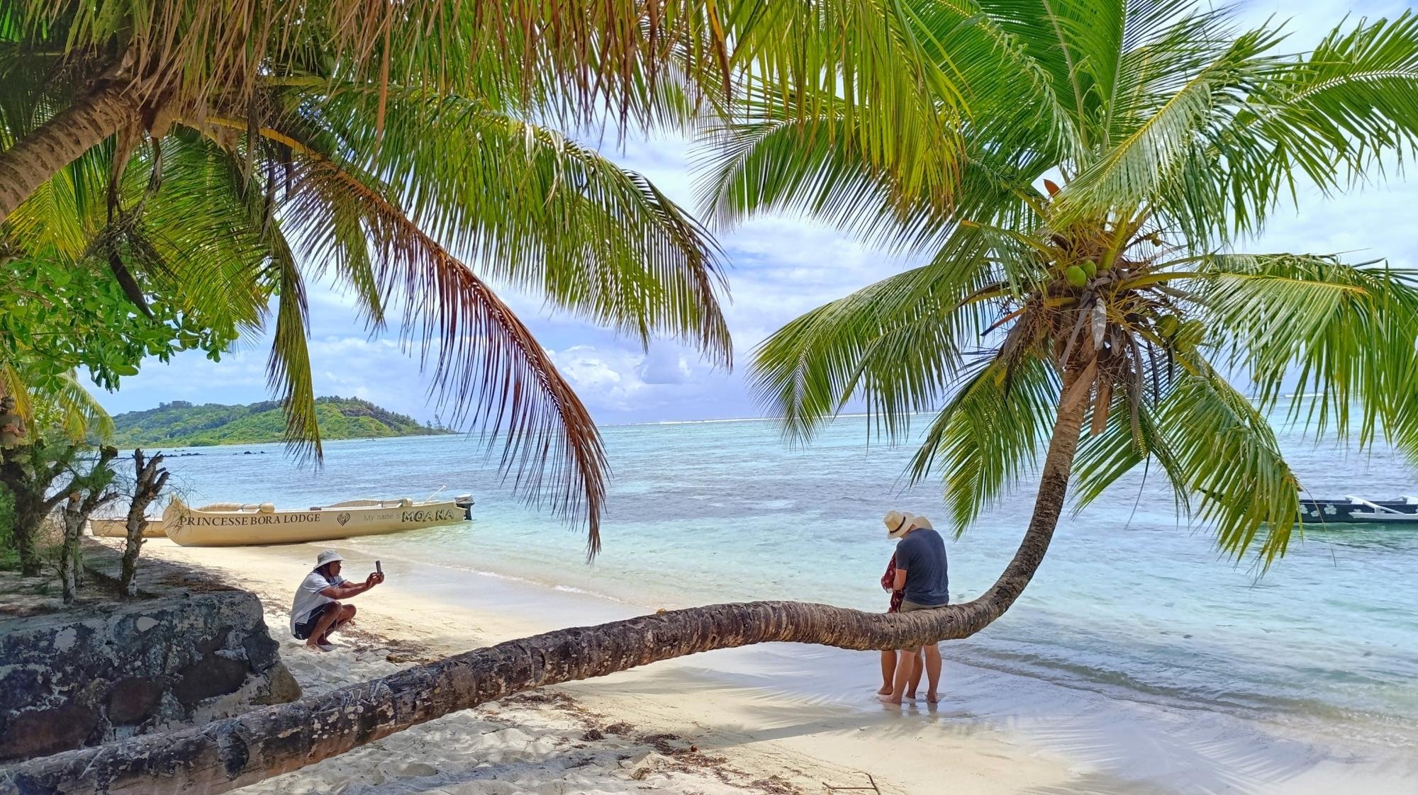 Plage de Sainte-Marie sous les cocotiers, pirogue au bord du lagon