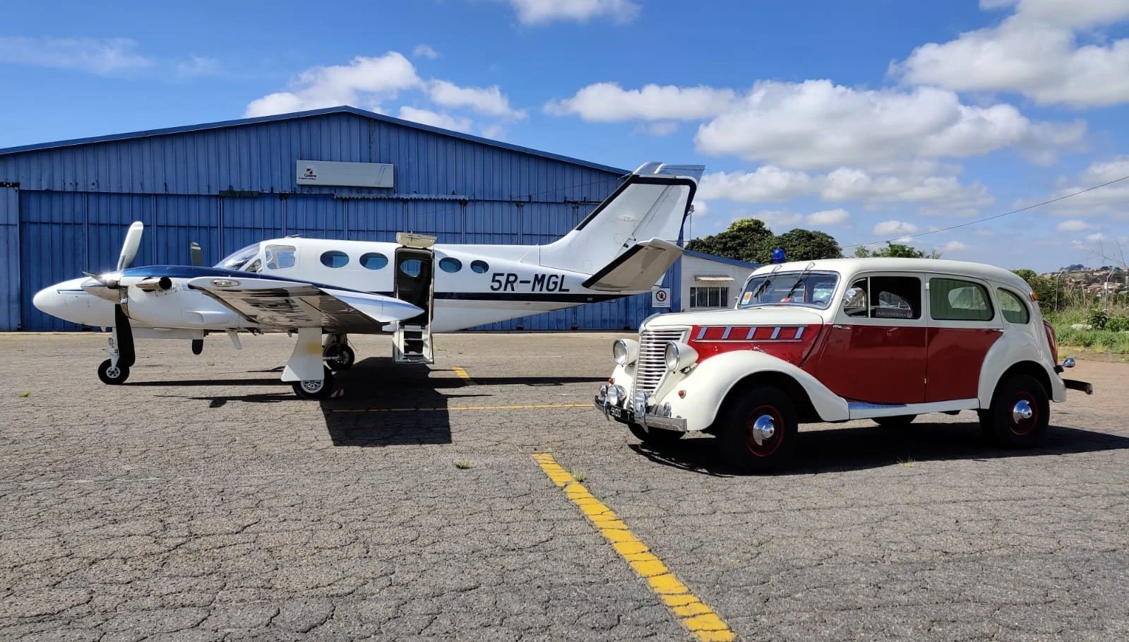 Avion privé atterrissant au bord du lagon à Sainte-Marie