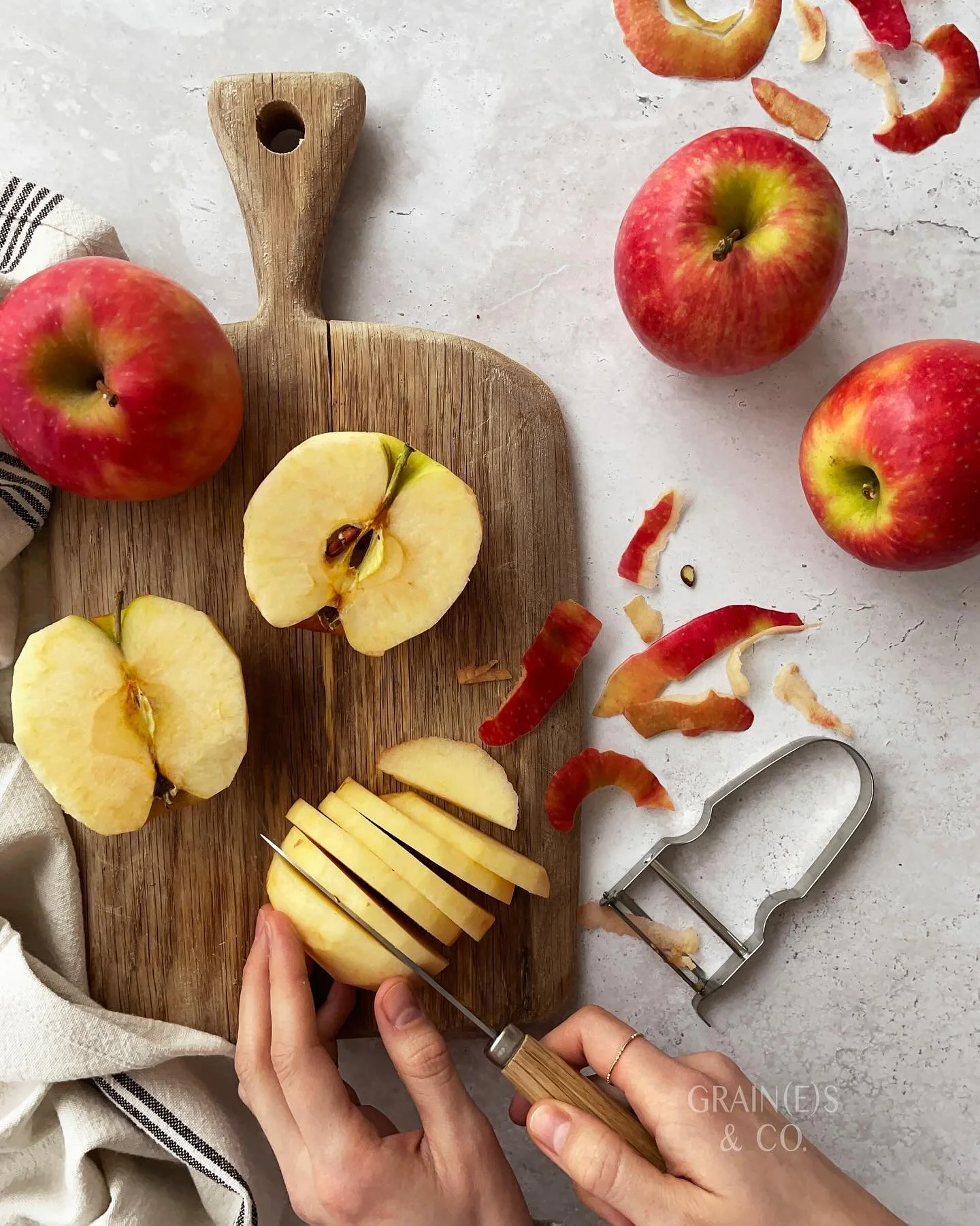 &bull; Fruit crisps &amp; crumbles are the kind of dessert I am almost always craving!

They&rsquo;re easy to whip up with whatever fruits are in season, from Summer berries to pears &amp; everything in between! 🍎🍊🍐🍓🍑🫐🍋

.

&bull; What&rsquo;s