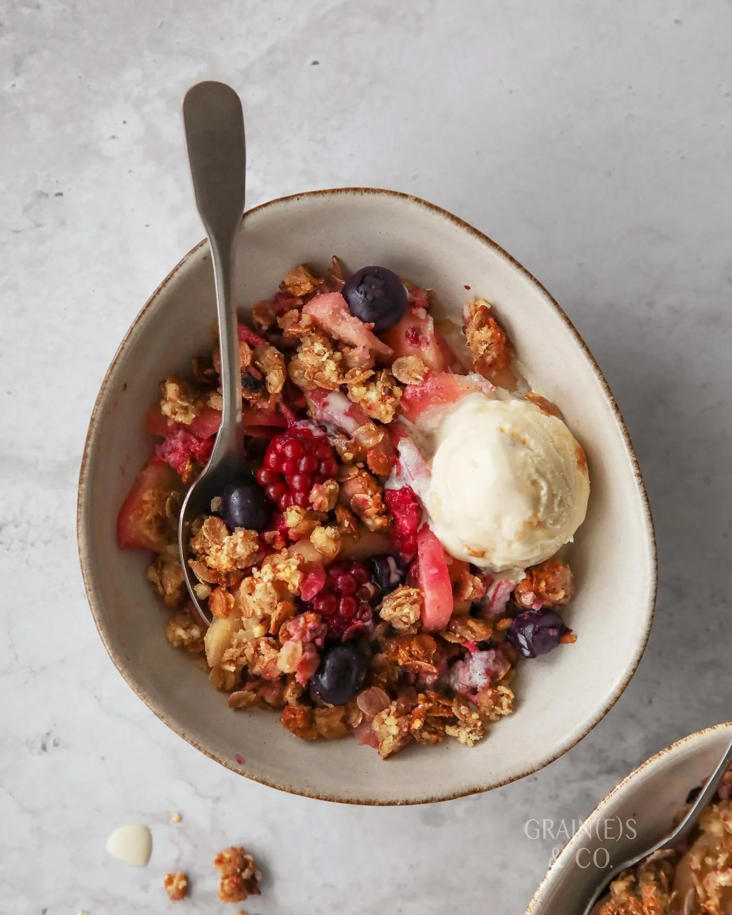 &bull; APPLE &amp; BERRY CRUMBLE &bull; Warm tangy stewed fruits topped with ginger, cinnamon &amp; a crisp salty-sweet crumble ✨ 

As easy as they are versatile, crumbles take little hands-on time &amp; can easily be doubled or tripled for family ga