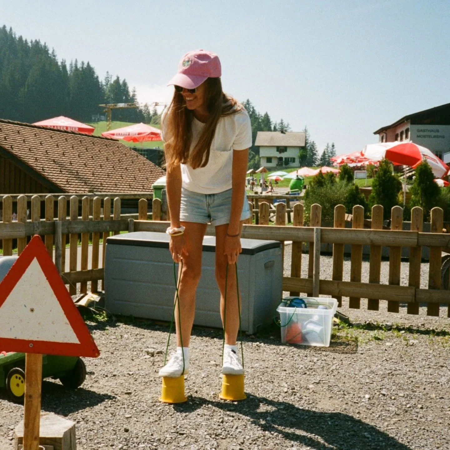 gad mit chind hend mir amigs s'gf&uuml;hl, dass ziit so schnell vergaht aber ich glaub es isch n&ouml;d unbedingt ziit, wo z'schnell gaht, sondern mir. will je pr&auml;senter ich bin, desto weniger han ich s'gf&uuml;hl, dass ziit z'schnell gaht oder 