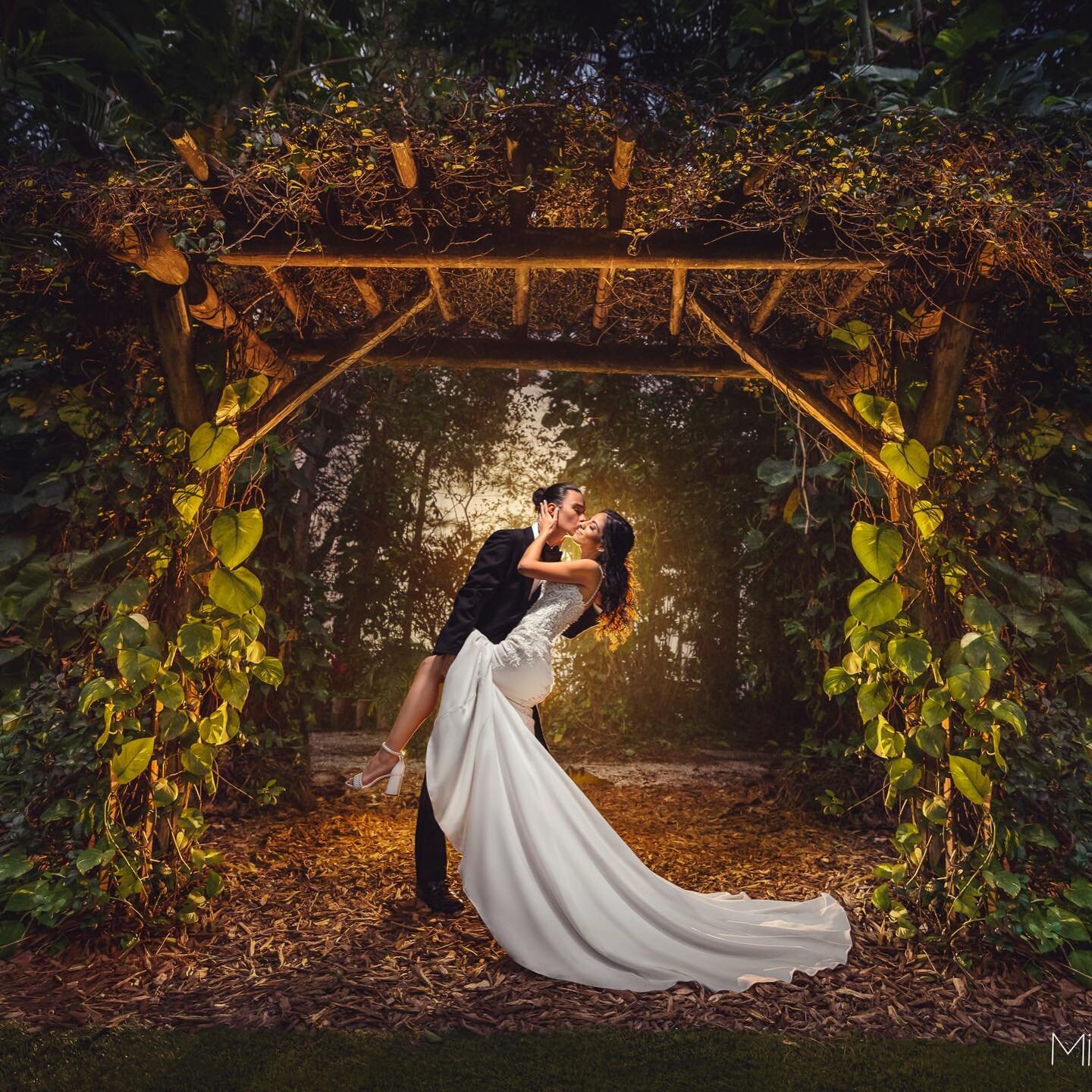 Capturing love stories through my lens has been an absolute joy! 💕 I recently had the honor of photographing Carolina and Danny's wedding, and it was such a beautiful celebration of their love. Being able to freeze these precious moments in time for