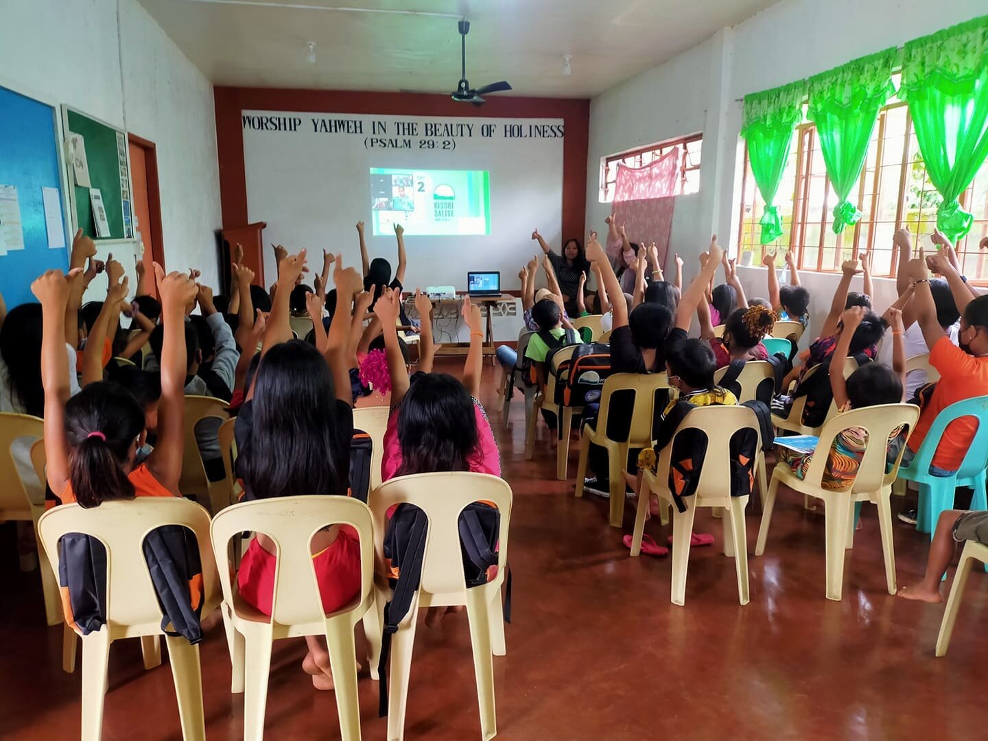 A beautifully captured photo of just a handful of the Filipino Sunday school students who participated in OCBS! (Out of 250!) OCBS 2021 has truly been a global event!!
.
.
.
.
.
@wcfoundation
#ocbs2021 #revelation7verse9and10 #CallingAllNations #salv