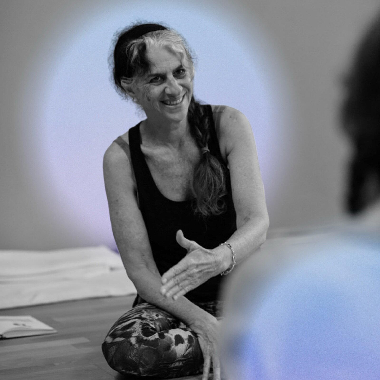 A legend in the Ashtanga community left this world a few days ago and today we honor her memory. Nancy Gilgoff began practicing Ashtanga Yoga in 1973 with Krishna Pattabhi Jois, in Mysore, India. Nancy traveled with David Williams joining him on his 