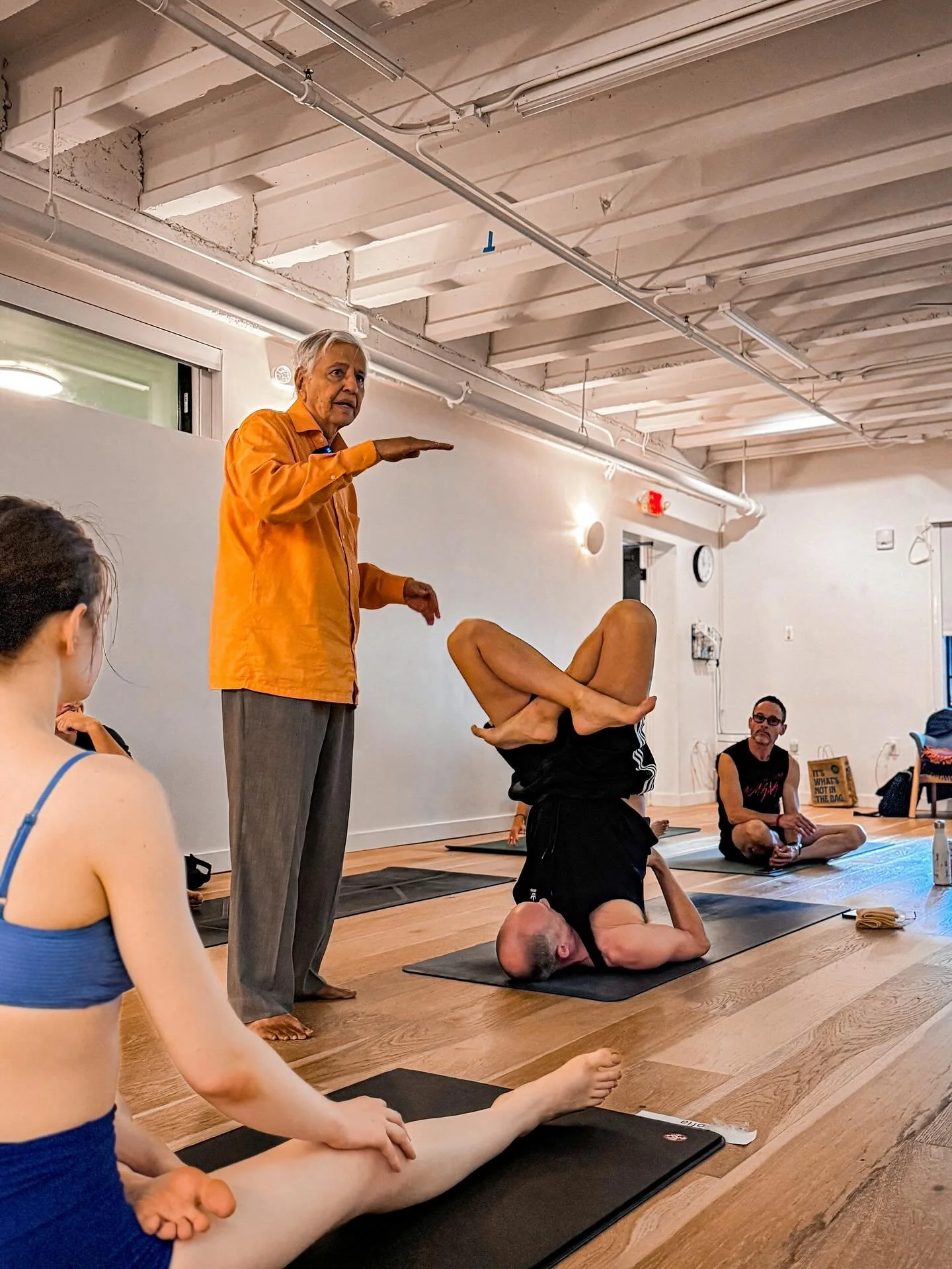 Moments from today&rsquo;s Asana practice with @ramaswamisrivatsa 

#SrivatsaRamaswami #KrishnamacharyaLineage #YogaTradition #LivingLineage #AshtangaYoga #VinyasaKrama #YogaPhilosophy #PranayamaPractice #AsanaPractice #ModernYogaRoots #YogaJourney #