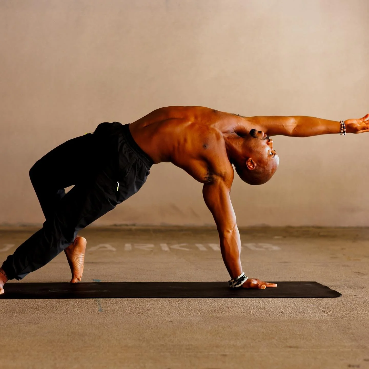 Today practice with th amazing @_theblcklatino Handstand Vinyasa Flow from 12:00 pm - 1:00 pm in Wynwood! Come flow through a fun and energizing vinyasa sequence with lots of opportunities to play with inversions.
 
This class is all levels! All you 