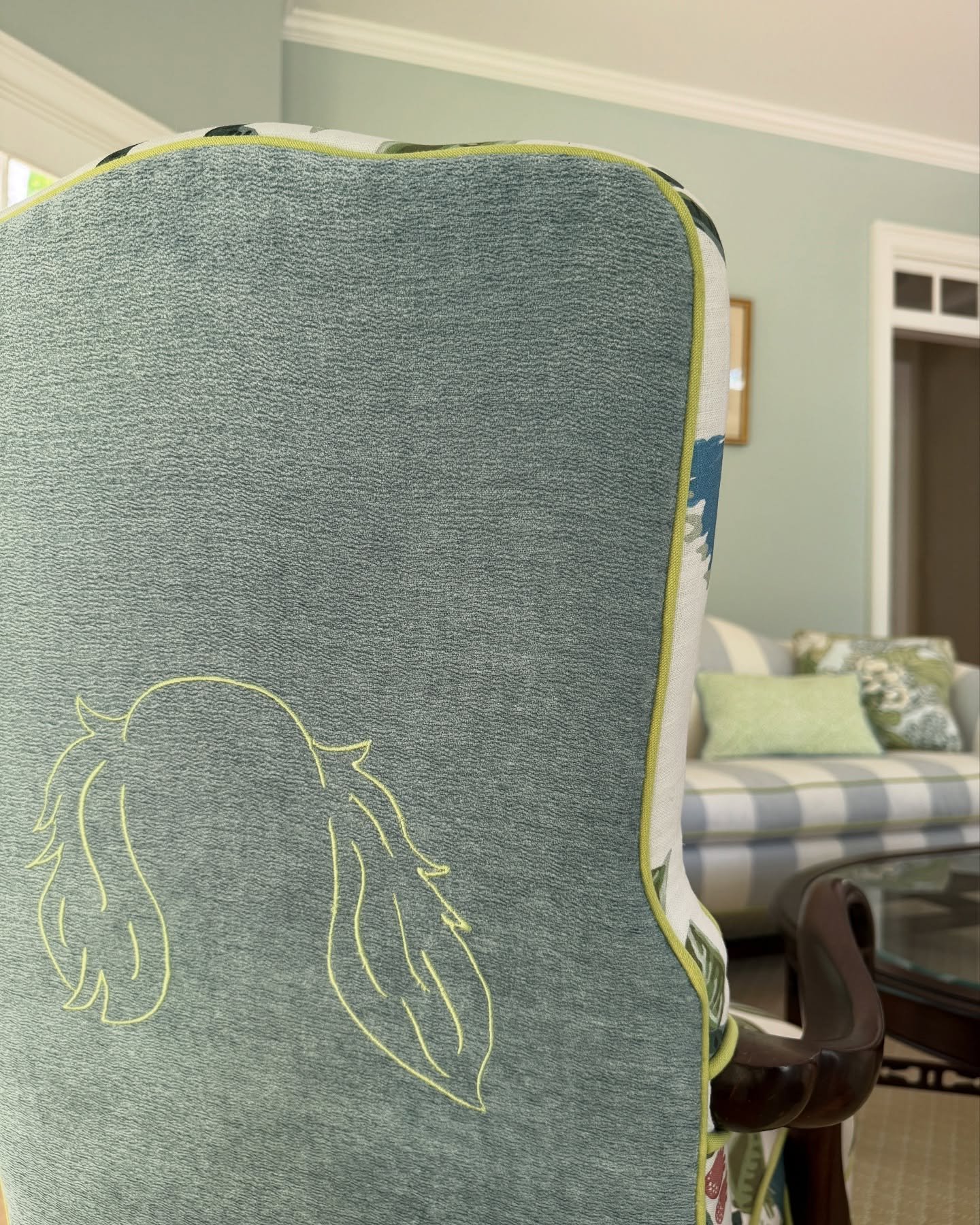 De.tails! With some beautiful @popocolordecor pillows you can see a bit of in the background!!! 👌#popofcolor #detail #dashhound #embroidery #embroiderydesign #dogsofinstagram