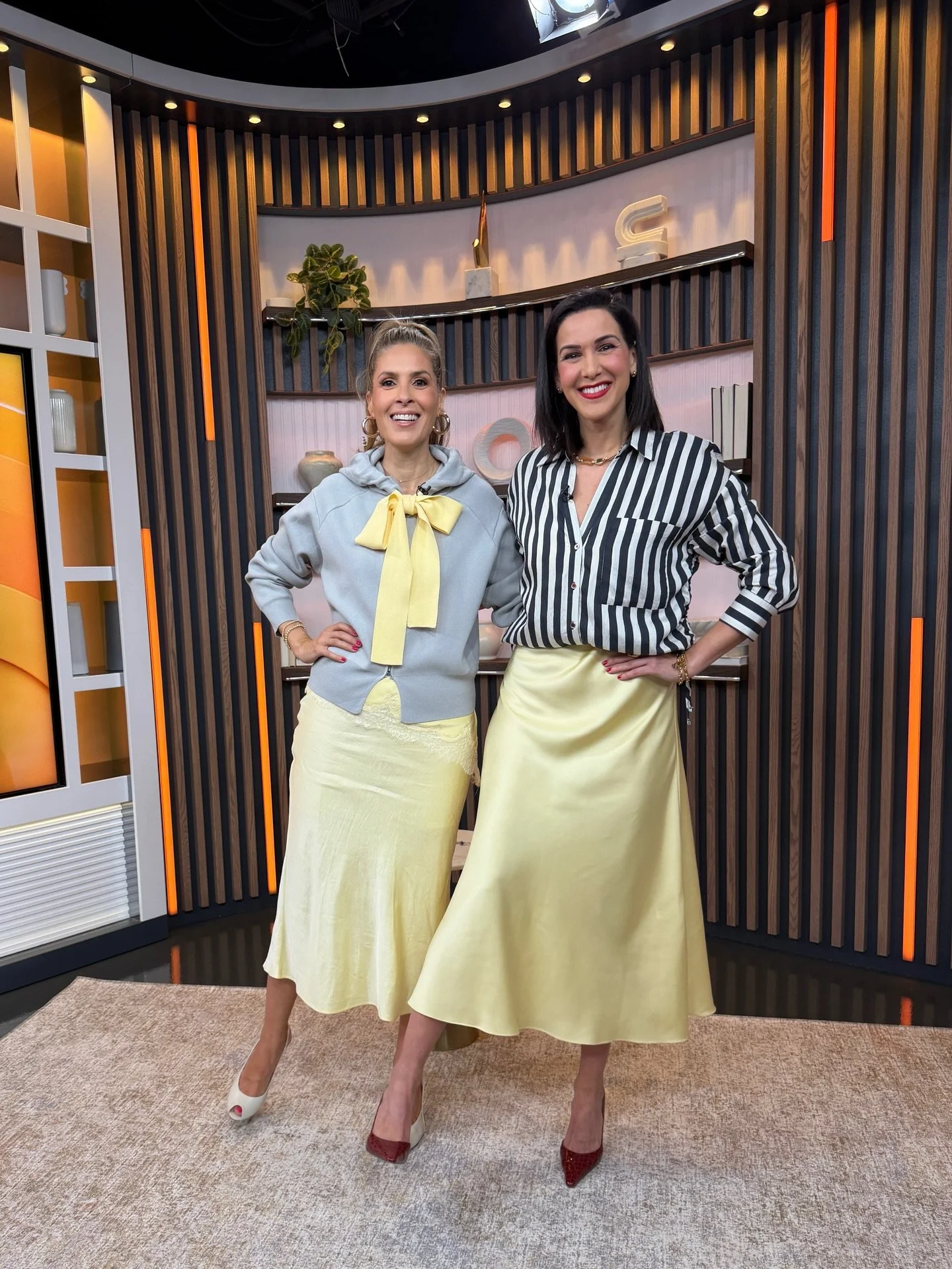 Springging 👯&zwj;♀️💛💛

We couldn&rsquo;t of planned this if we tried haha Thanks to my butter yellow skirt twin @dina.pugliese for welcoming me back on @breakfasttelevision this morning 🤗

Today&rsquo;s segment was about style hacks 🪄:

1) Belt 
