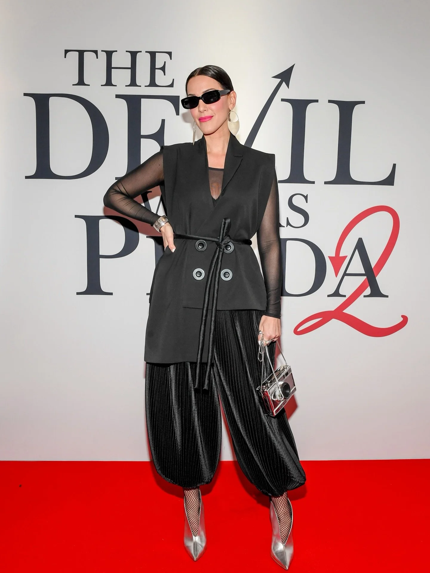 The devil&rsquo;s in the details 🖤🩶💎 

A sequel that actually lives up to the hype? Groundbreaking.

The Devil Wears Prada 2 screening didn&rsquo;t disappoint and neither did @kowlishop with this Emily Charlton inspired look 🖤

TDWP2 OOTN:
Vest @