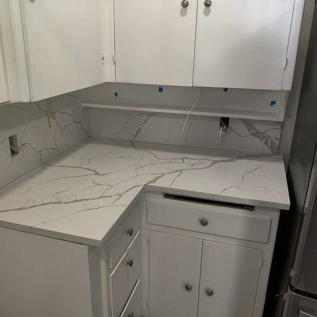 We love this clean look we did in this Midtown Tulsa kitchen last week 🏡 material is Colcatta Palazzo by @pacificshorestonestulsa 

#marble #granite #quartz #quartziteslabs #countertops #smallbusiness #handmade #custom #tulsa #oklahoma #okc #oklahom