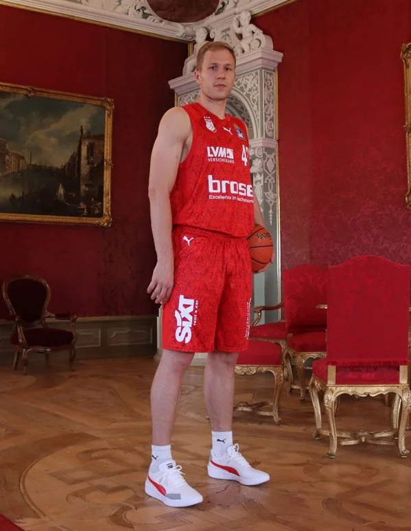 20210006-brose-bamberg-home-short-kids-2122_pose.jpeg