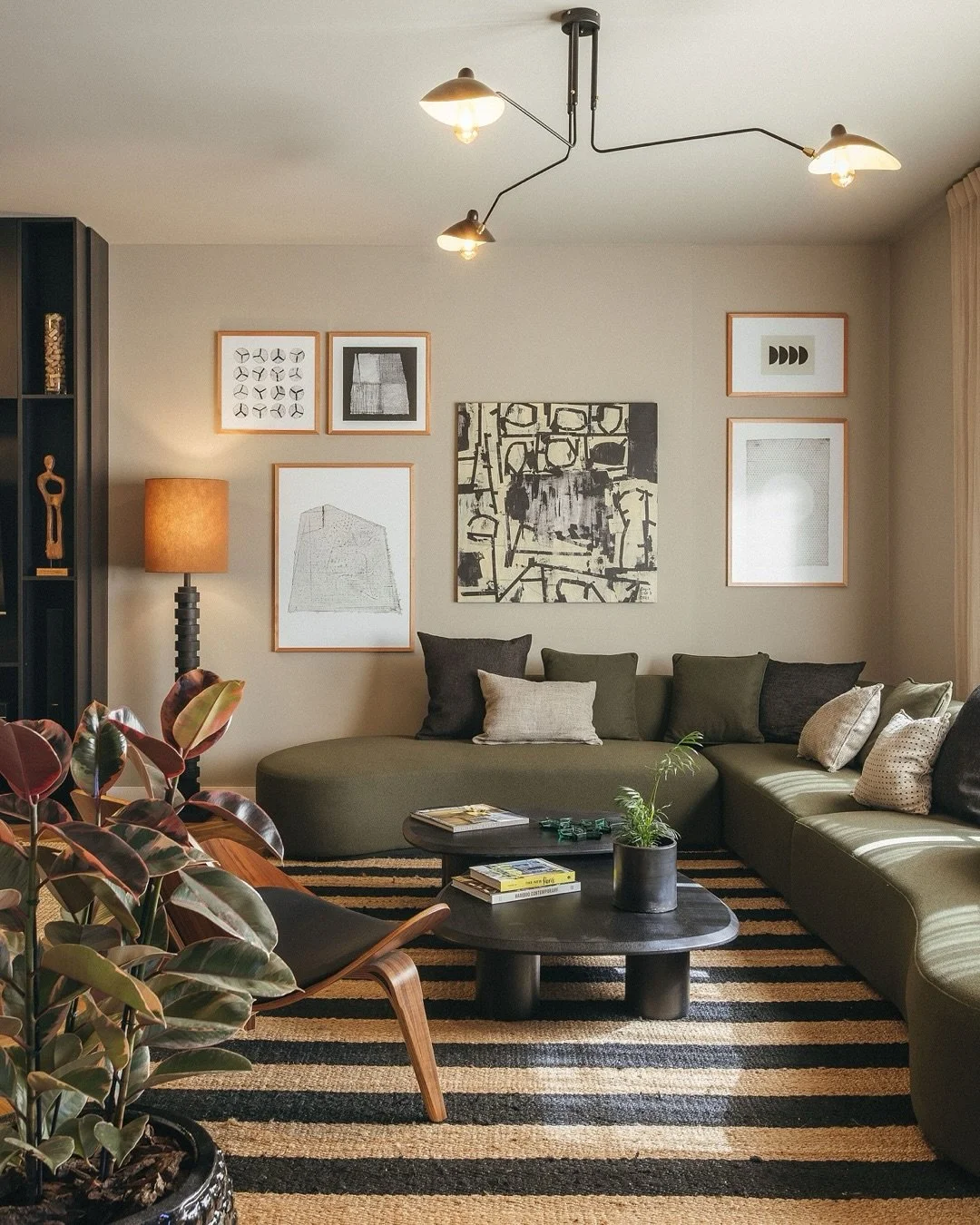 Proyecto Living Comedor donde el protagonista es este mega sill&oacute;n esquinero color verde. Un espacio muy jugado con detalles en negro pero que transmite calidez y ganas de estar ah&iacute;. #estudio1601 #interiorismouruguay #proyectosllaveenman