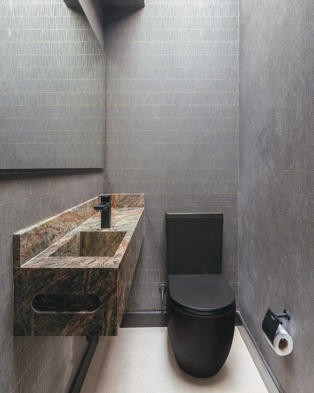 Ba&ntilde;o Social con la combinaci&oacute;n perfecta. Empapelado + mesada con mucha personalidad. #estudio1601 #interiorismouruguay