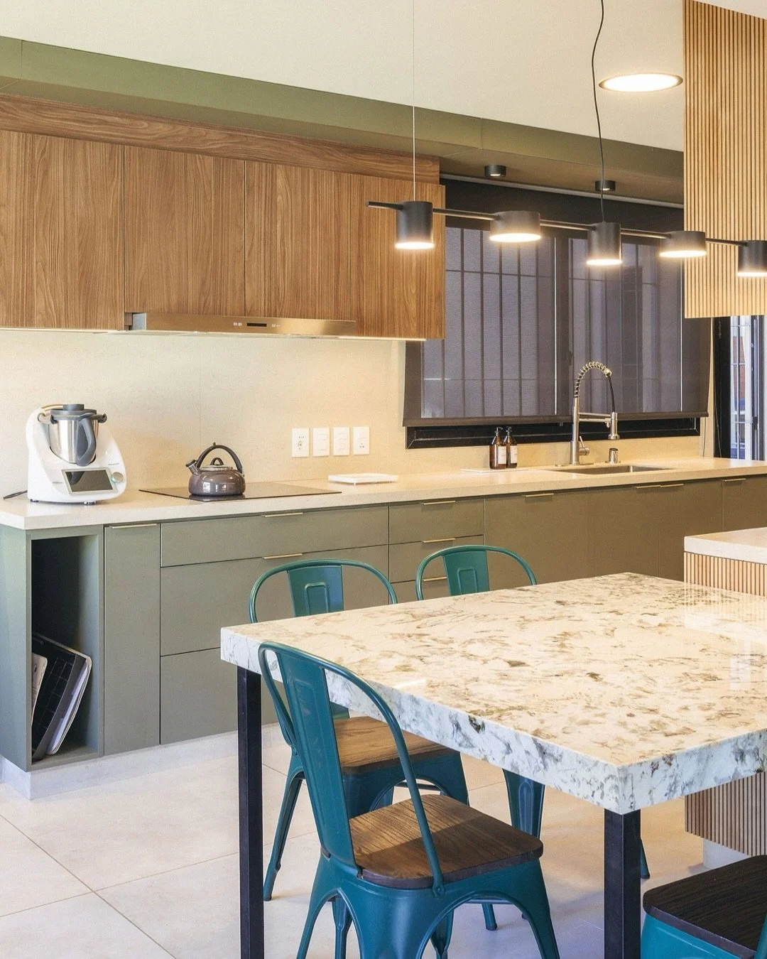 Elecci&oacute;n de Mood Board para el Proyecto de esta Cocina. Una combinaci&oacute;n de verde y madera de tonalidad oscura. Mesa con granito Alpinus y tiradores en dorado.
#estudio1601 #interiorismouruguay #proyectosllaveenmano