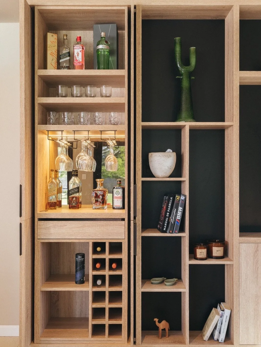 Bar dise&ntilde;ado a medida para Proyecto Barbacoa con espejo bronceado y puertas que se ocultan. #estudio1601 #interiorismouruguay #proywctosllaveenmano