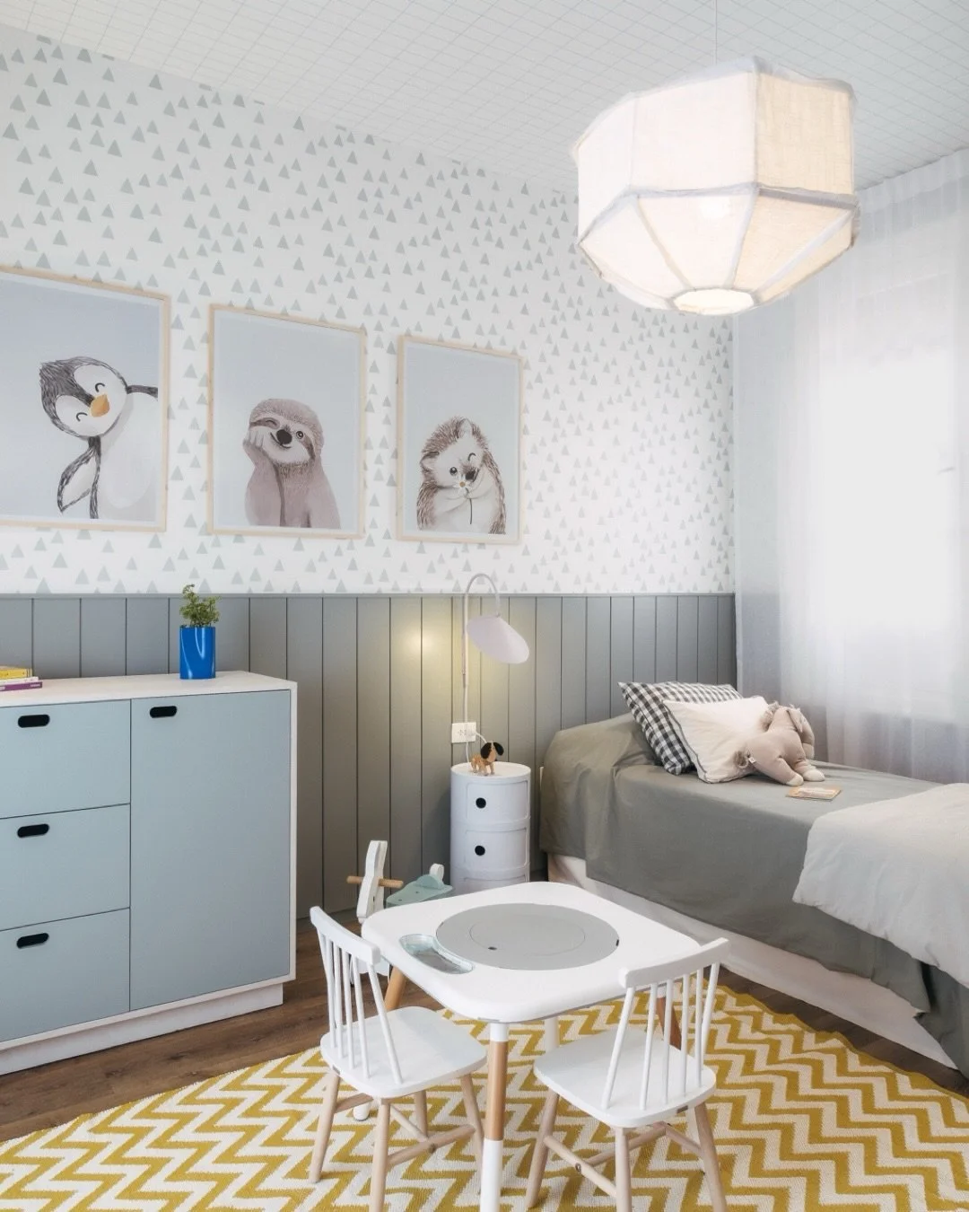 Dormitorio Infantil para Santi con una combinaci&oacute;n de 3 empapelados, el dise&ntilde;o a medida de una c&oacute;moda laqueada y un mega ropero. #estudio1601 #interiorismouruguay #proyectosllaveenmano