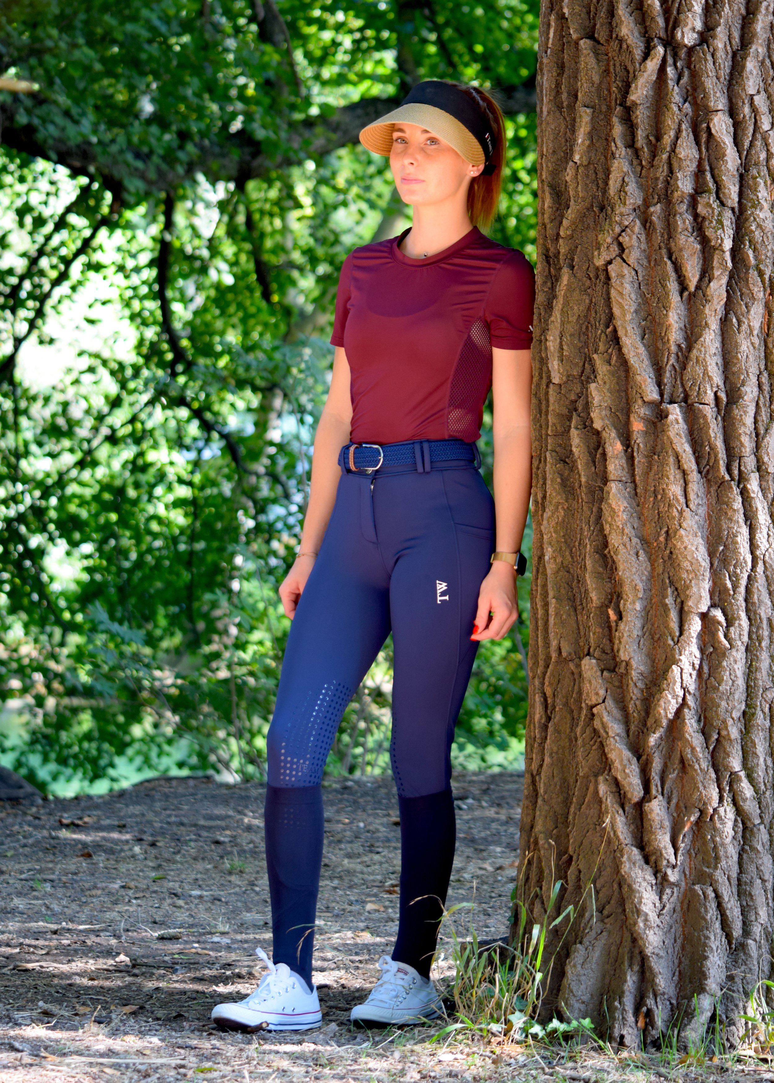 Pantalon Itôt / T-Shirt Lead Excellence / Visière Jenna  - Un pantalon taille haute très confortable grâce à son tissu seconde peau. Un tissu extensible, deux poches latérales de chaque coté, un grip en silicone à l’intérieur des genoux. Un t-shirt de port technique, un Empiècement mesh en haut du dos et sur les cotés pour une aération optimale, combiner à un tissu extensible pour une liberté totale des mouvements. Une visière chic et élégante, réglable grâce à une bande velcro.  Attache antidérapante amovible pour fixation sur une  bombe. 