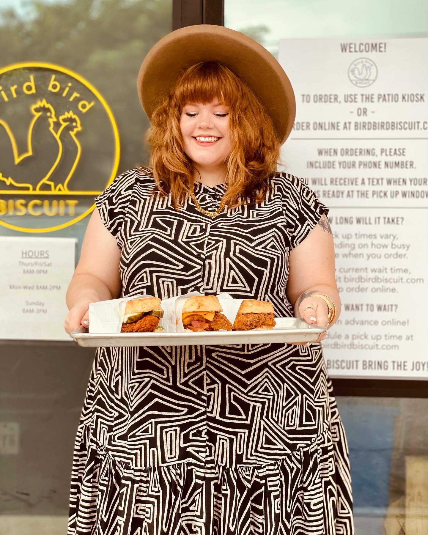 The only thing better than laying my eyes on these chicken biscuits at @birdbirdbiscuit was eating them 👀🔥💯 

#foodstagram #plussizeootd #psstyle #curvybabe #plussizeblogger #bopo #whatiwore #foodiegram #trueaustin
