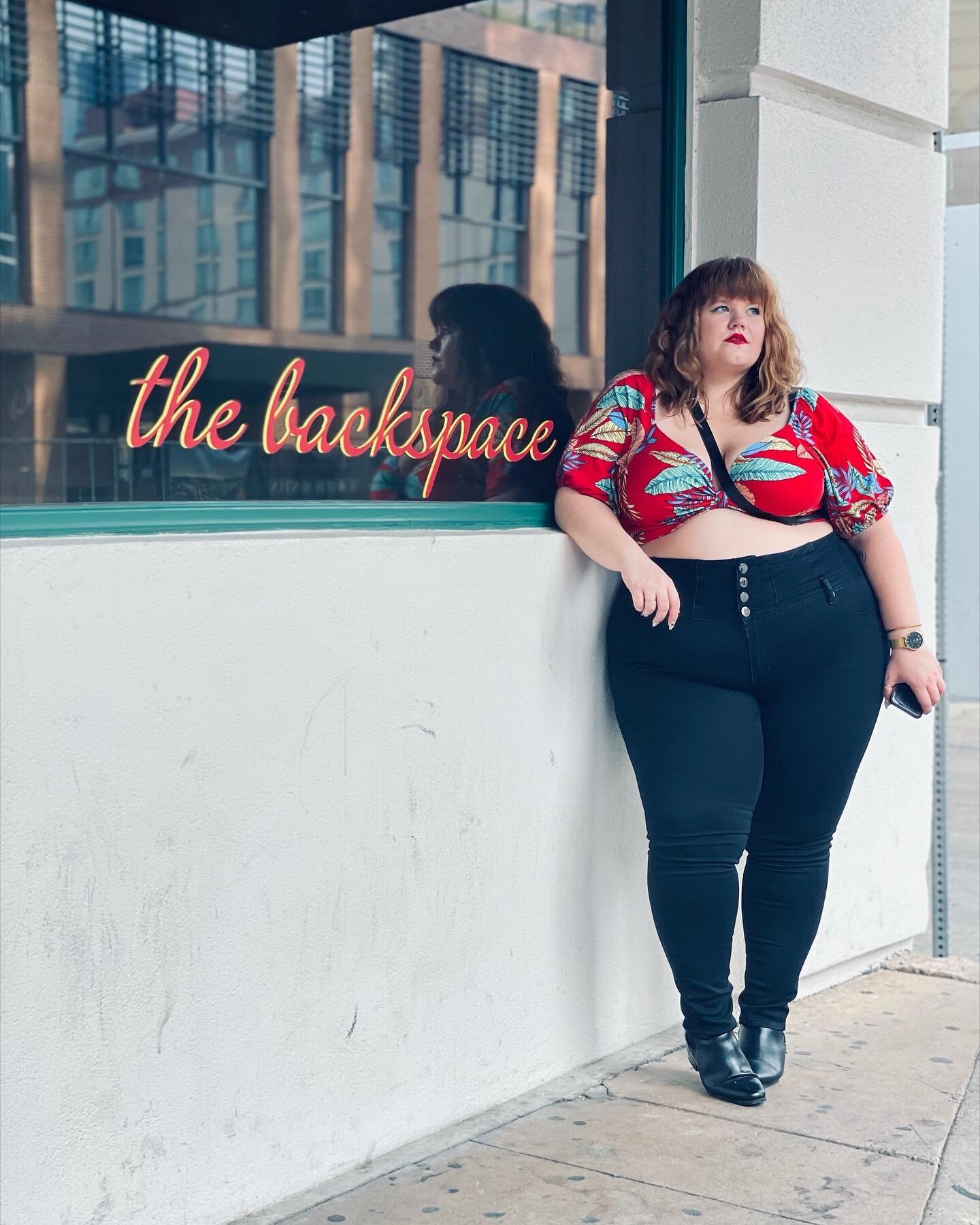 @backspaceaustin didn&rsquo;t lack taste and I love the way these jeans hug my waist. 

Here is a hidden Neapolitan gem in the Lone Star State. 🇮🇹⭐️ 

Check out my stories to see what I had on my plate!

#psootd #plussizefashion #effyourbeautystand