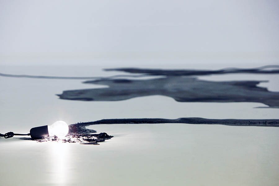 Kitty Kraus, Untitled, 2008.
Courtesy the artist and Galerie NEU, Berlin.
Ice, Ink, Light bulb.