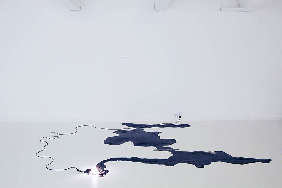 Kitty Kraus, Untitled, 2008.
Courtesy the artist and Galerie NEU, Berlin.
Ice, Ink, Light bulb.