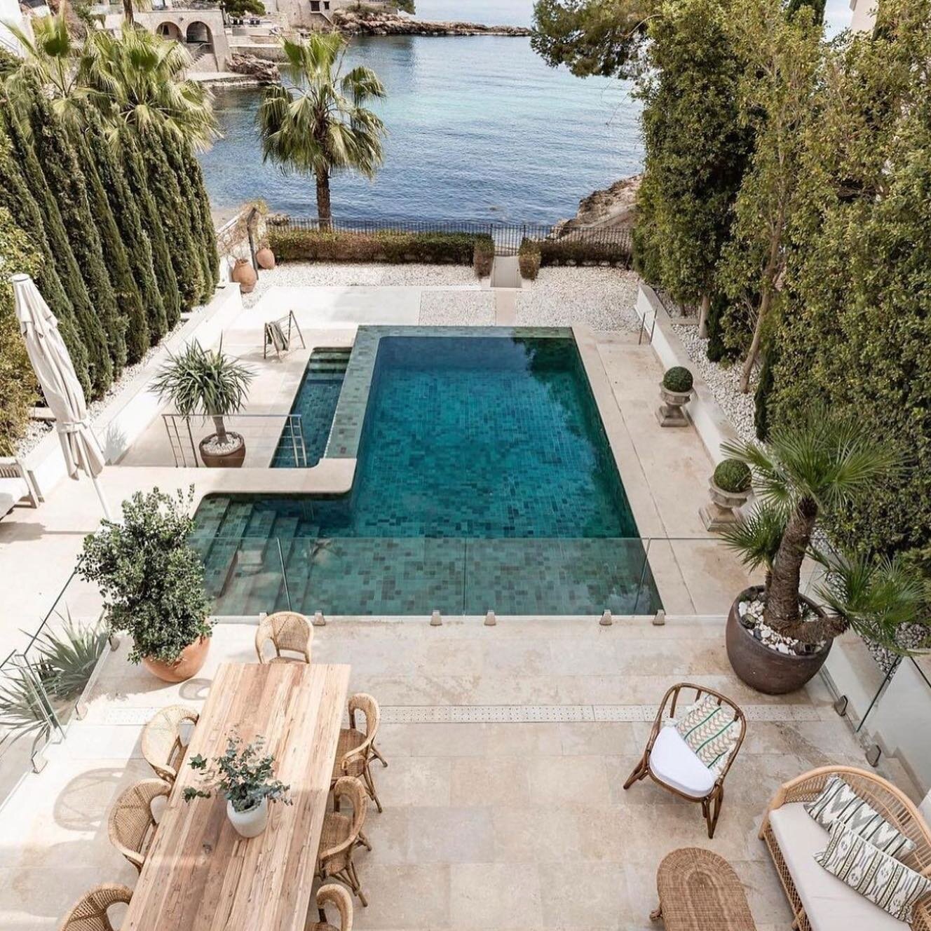 Oh yes please!! 

Im starting the week off with some travel inspiration and a gorgeous colour palette 😍

Photo: @lifestyle_mallorca