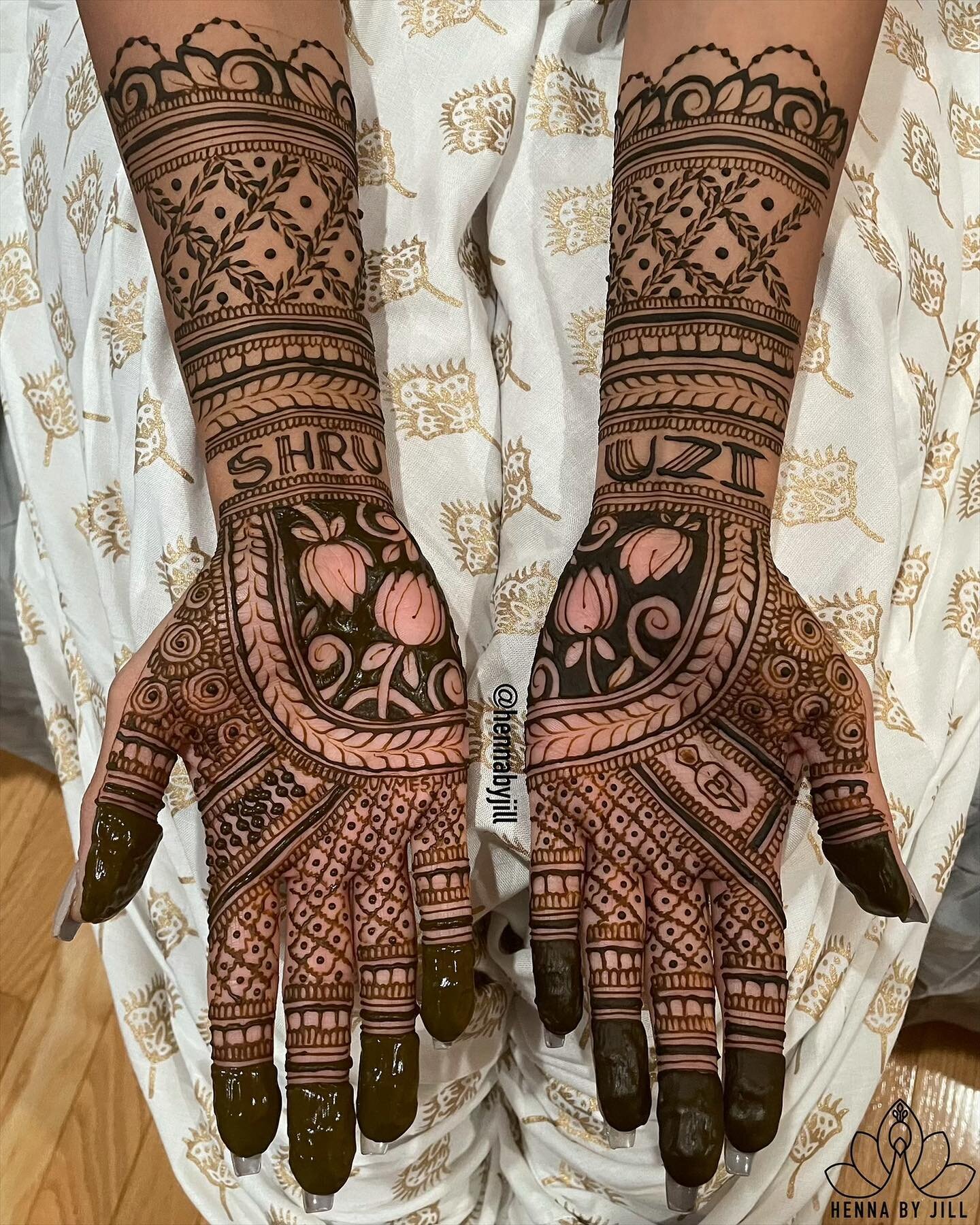 Shruti&rsquo;s bridal henna!! I instantly felt like I was home when I met Shruti. She has such a warm, loving and bubbly personality and was filled with joy to celebrate her reception. 🥰 She is a henna lover and sat so patiently throughout our time.