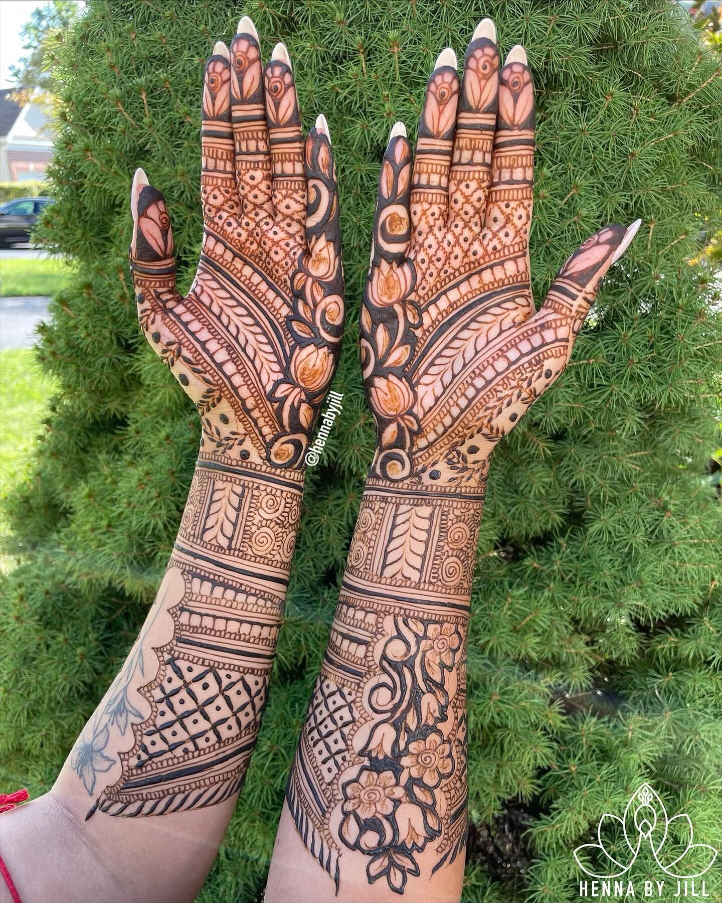 Living a revival moment with @shrut.sun henna!! This was a memorable one for more reasons than one (thanks Ida 😅) but I had such a blast hanging out with Shruti. She was such an easy going and chill bride that I almost forgot I was there to work! We